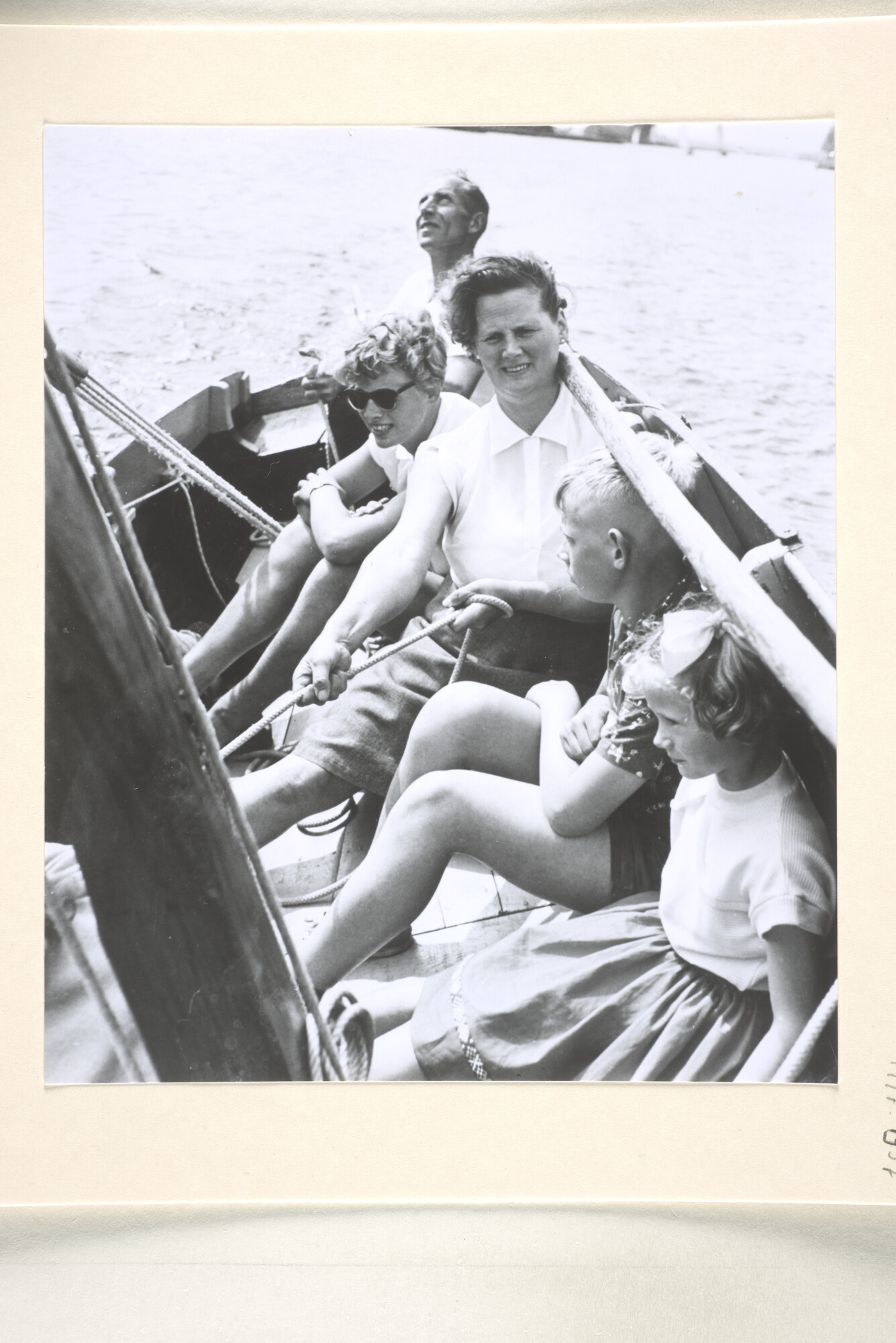 1997.1957; Dagje zeilen met de familie in de Friese schouw 'Markol', omstreeks 1955; foto