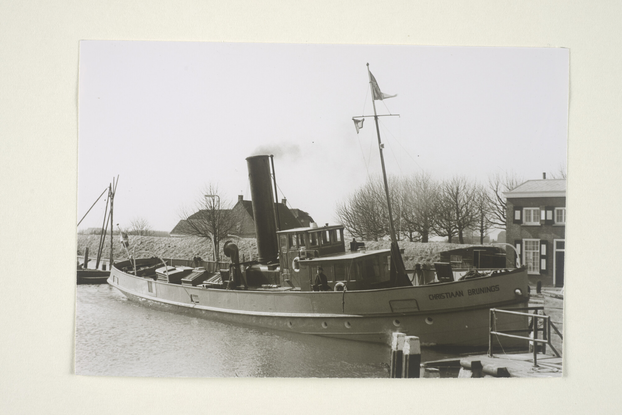 2000.2660; Het ss. 'Christiaan Brunings' te Steenbergen, 10 april 1973; foto