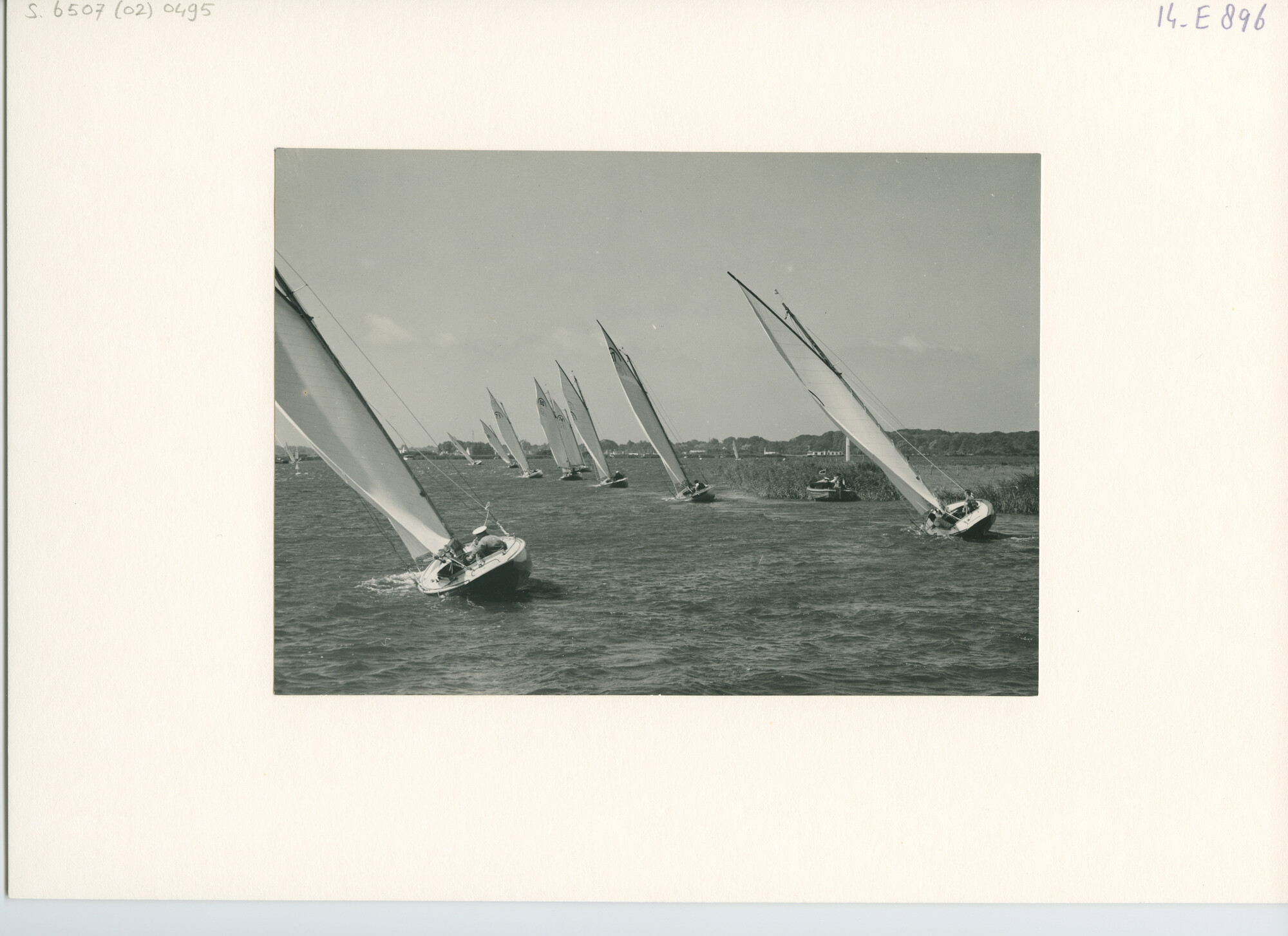 S.6507(02)0495.03; Zwart-wit foto van de Kaagweek 1953: de Regenboogklasse in de Holland-Friesland; foto