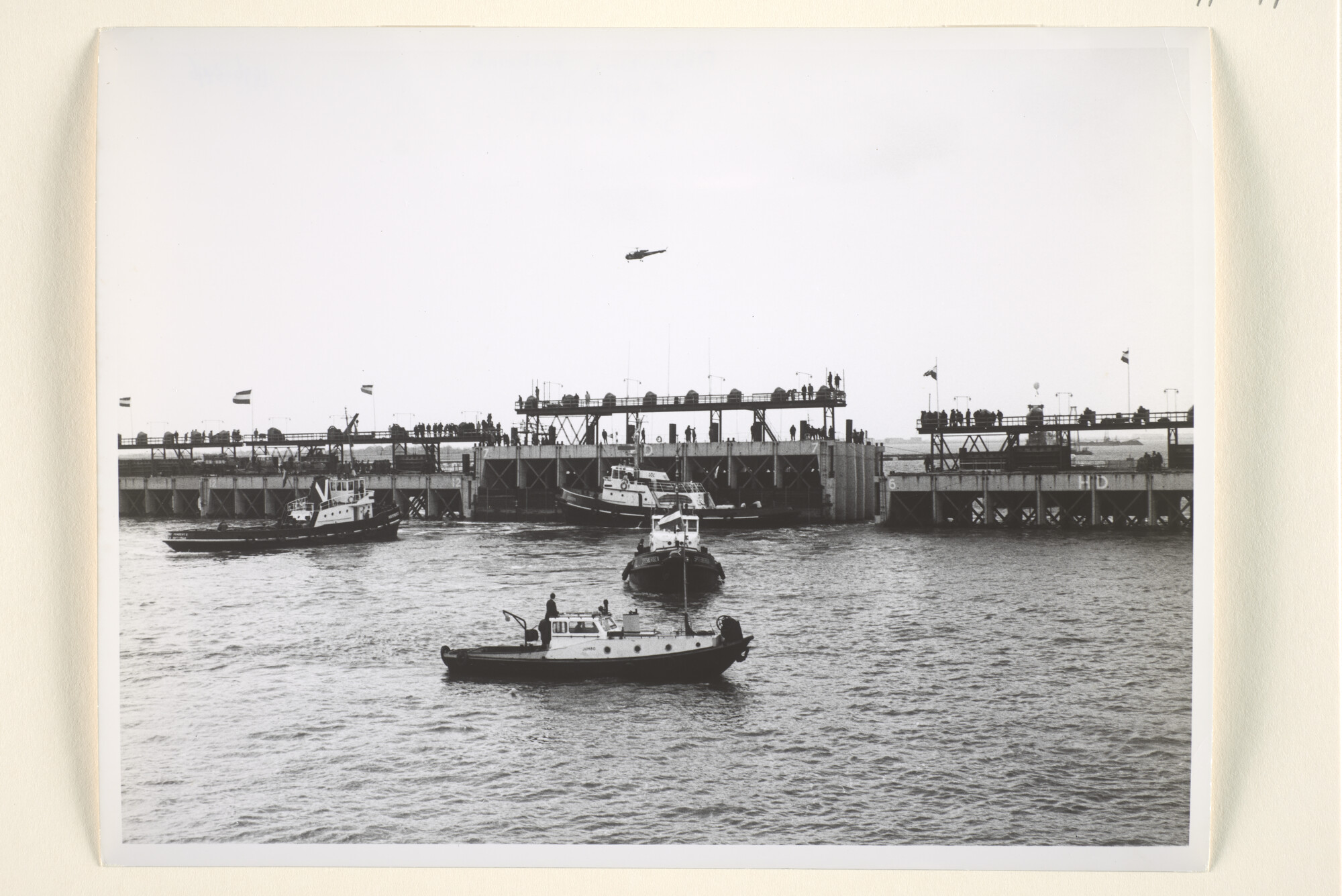 1996.3496; Fotos van de afsluiting van het Volkerak in het kader van het Deltaplan [...]; fotoreportage