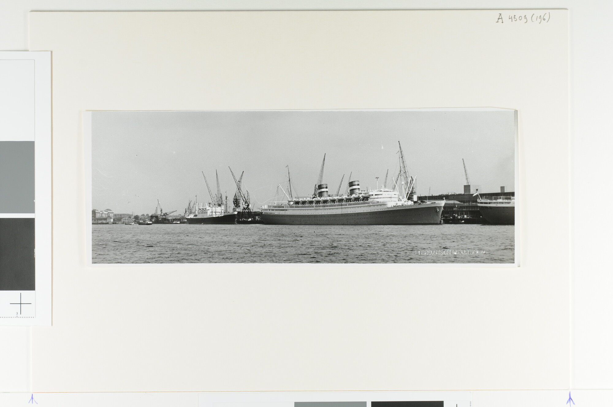A.4509(196); Het passagiersschip ss. 'Nieuw Amsterdam' van de Holland-Amerika Lijn ligt; foto