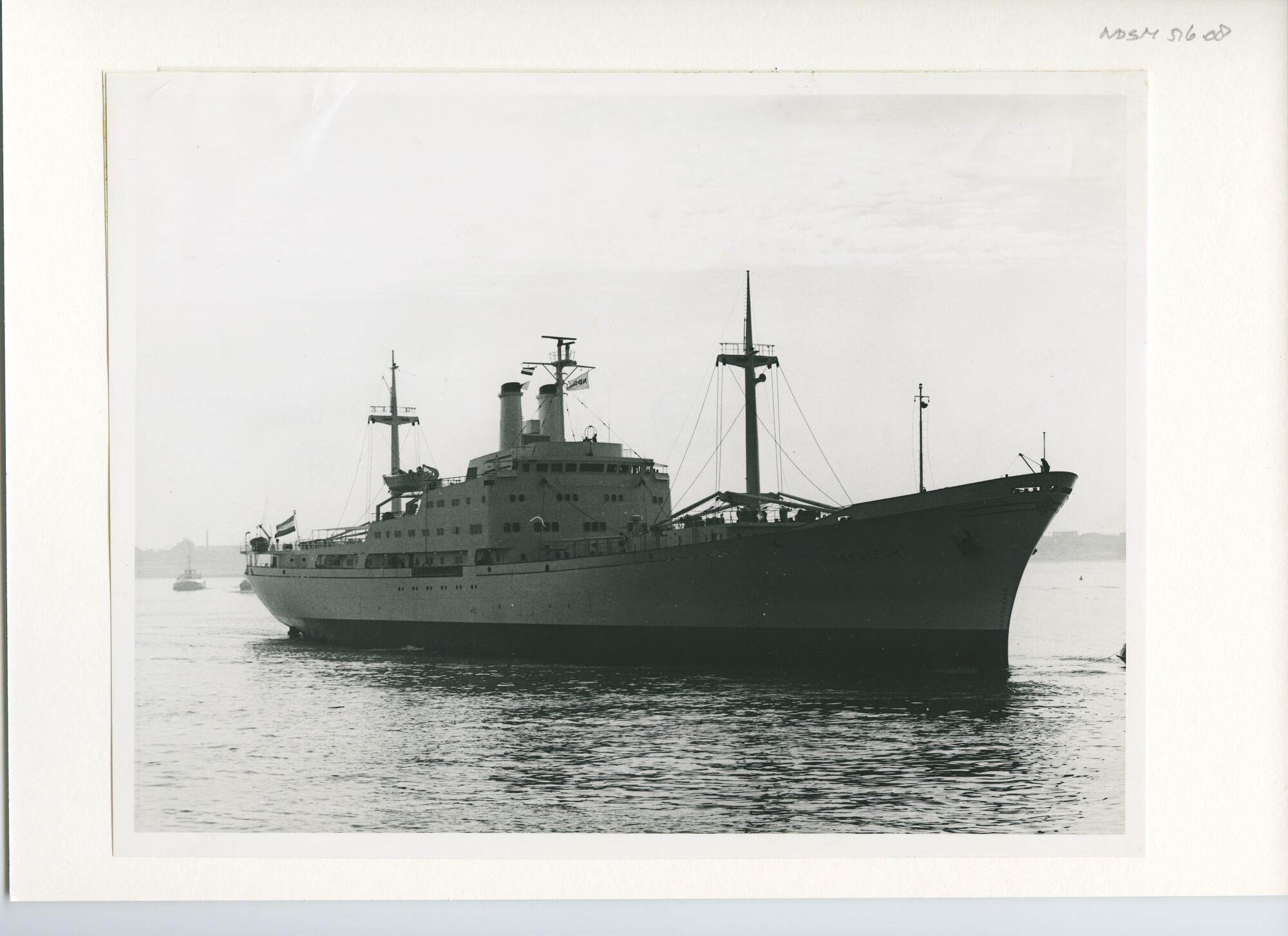 S.5444(02970)04; Foto van het koelvrachtschip ms. Geestport verlaat IJmuiden voor de [...]; foto