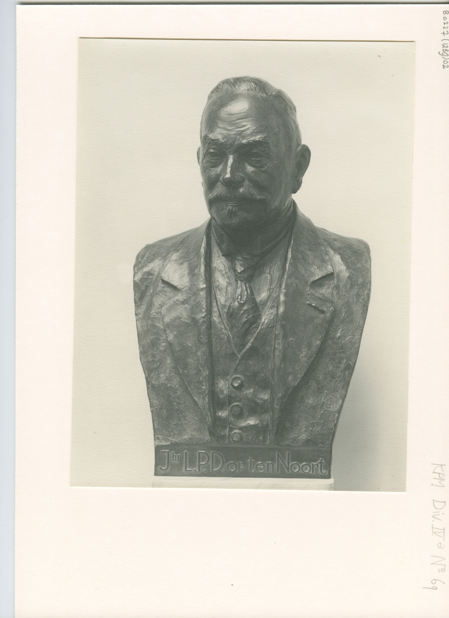 B.0227(1259)02; Foto van het borstbeeld van jhr. L.P.D. ten Noort; foto