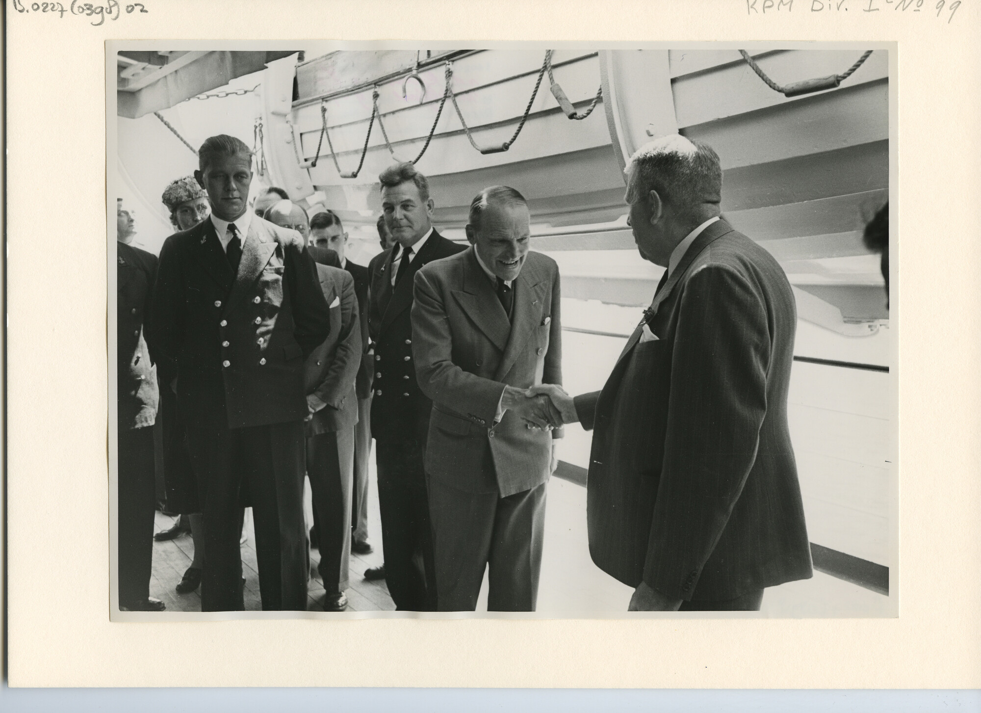 B.0227(0398)02; Foto van de overdracht van ms. Siberoet door de werf aan de KPM; foto