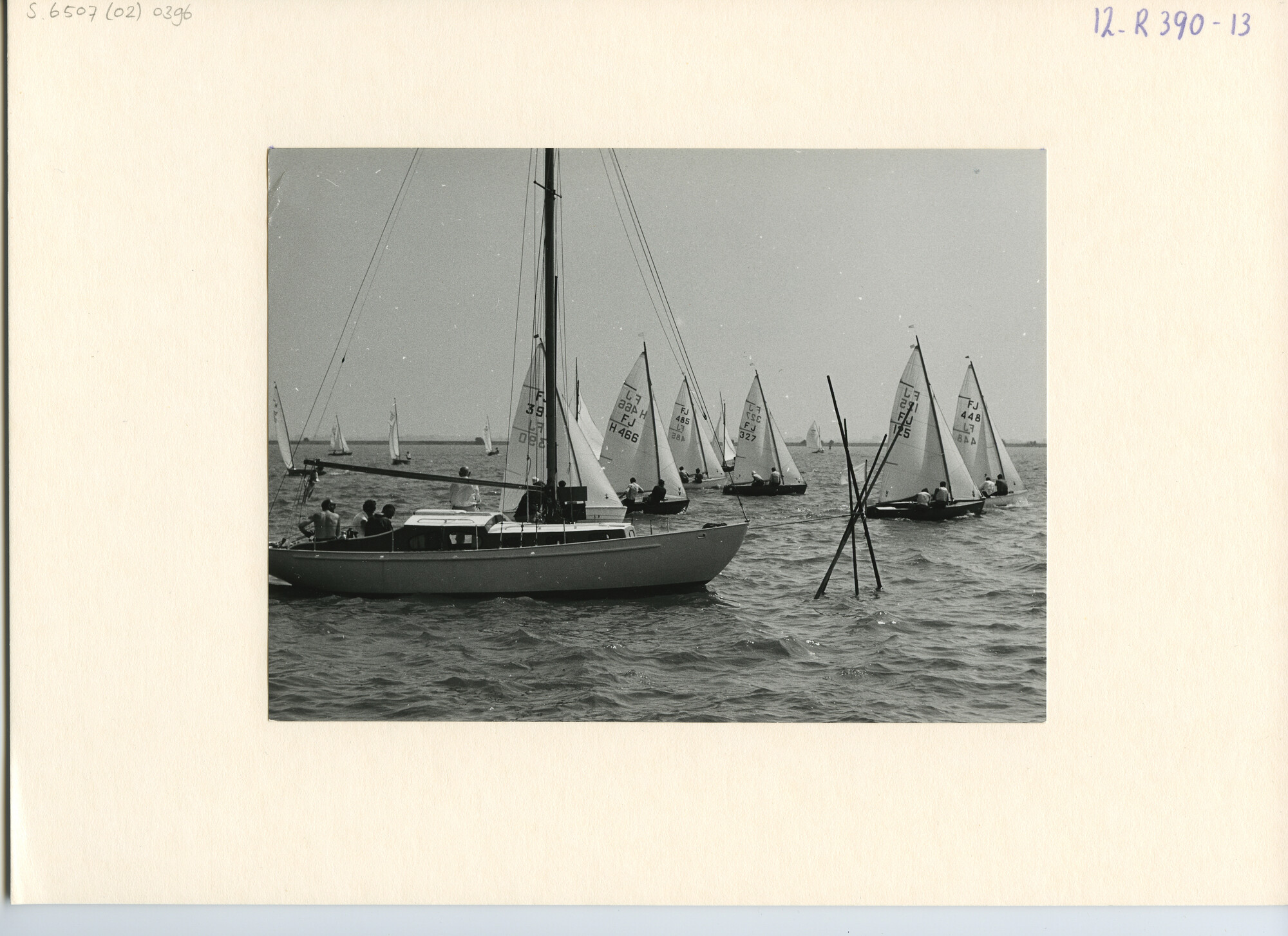 S.6507(02)0396.03; Zwart-wit foto van de start van de Flying Junior-klasse op het Buiten IJ; foto