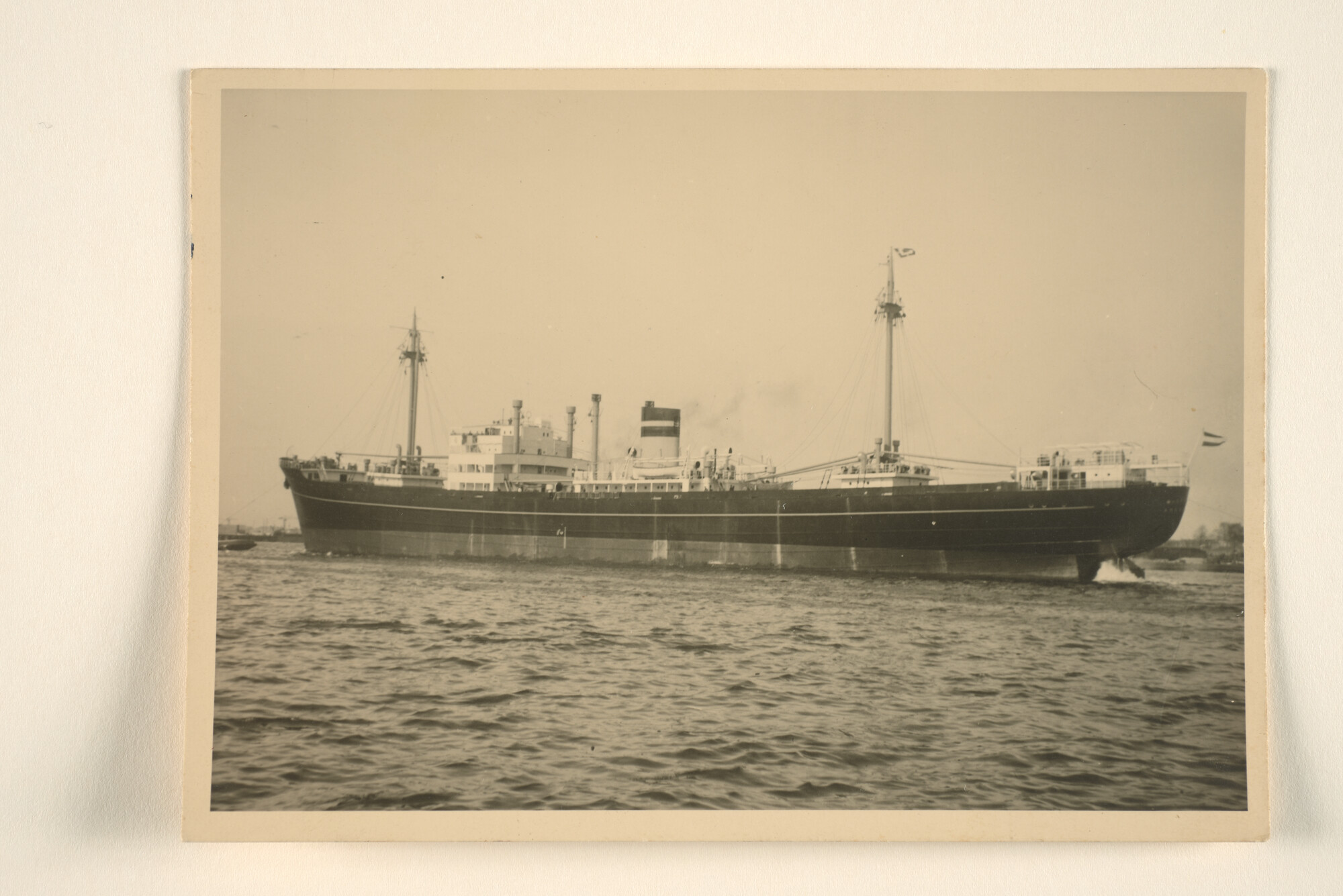 1996.0539; Foto's van het vertrek van het vrachtschip ms. 'Heelsum' van de Stoomvaart Maatschappij 'Oostzee' uit de haven van Amsterdam [...]; fotoreportage