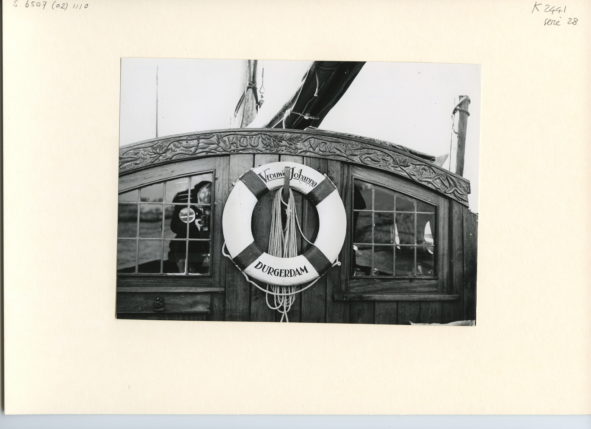 S.6507(02)1110.01; Zwart-wit foto van scheepssier a/b van de pluut Vrouwe Johanna; foto