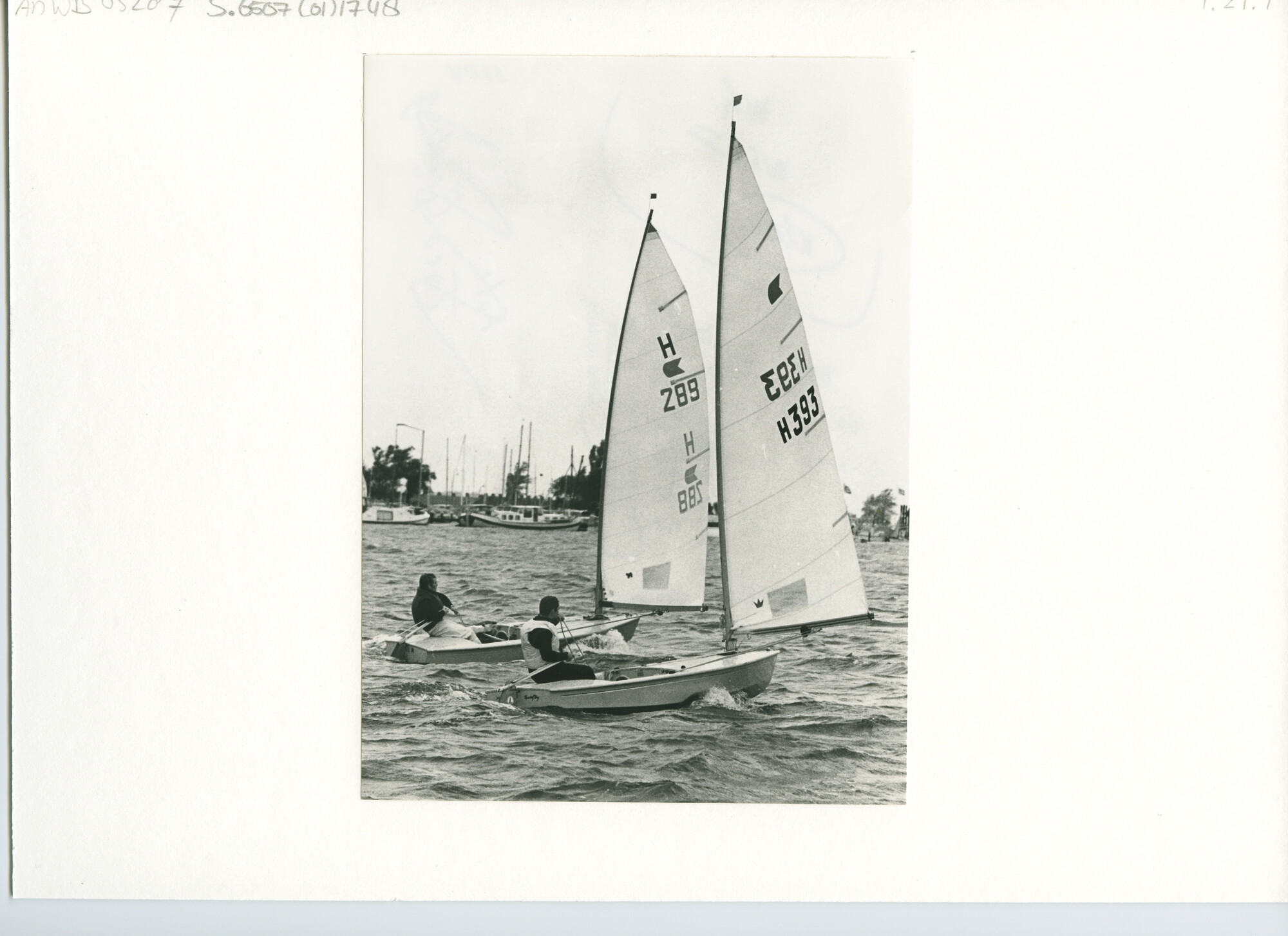 S.6507(01)1748; Foto van ok-jollen met nummer H289, H393; foto