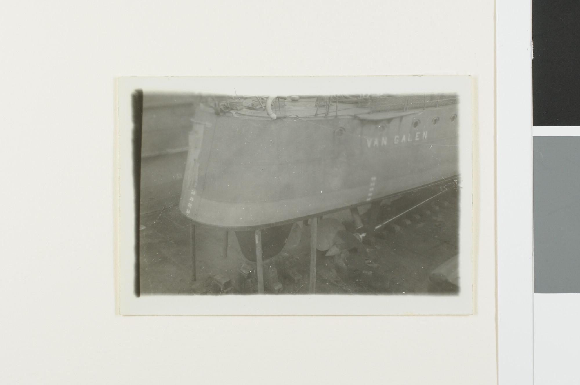A.2867(01)080; Foto's van de torpedobootjager Hr.Ms. 'Van Galen' in het dok, november 1929; fotoreportage