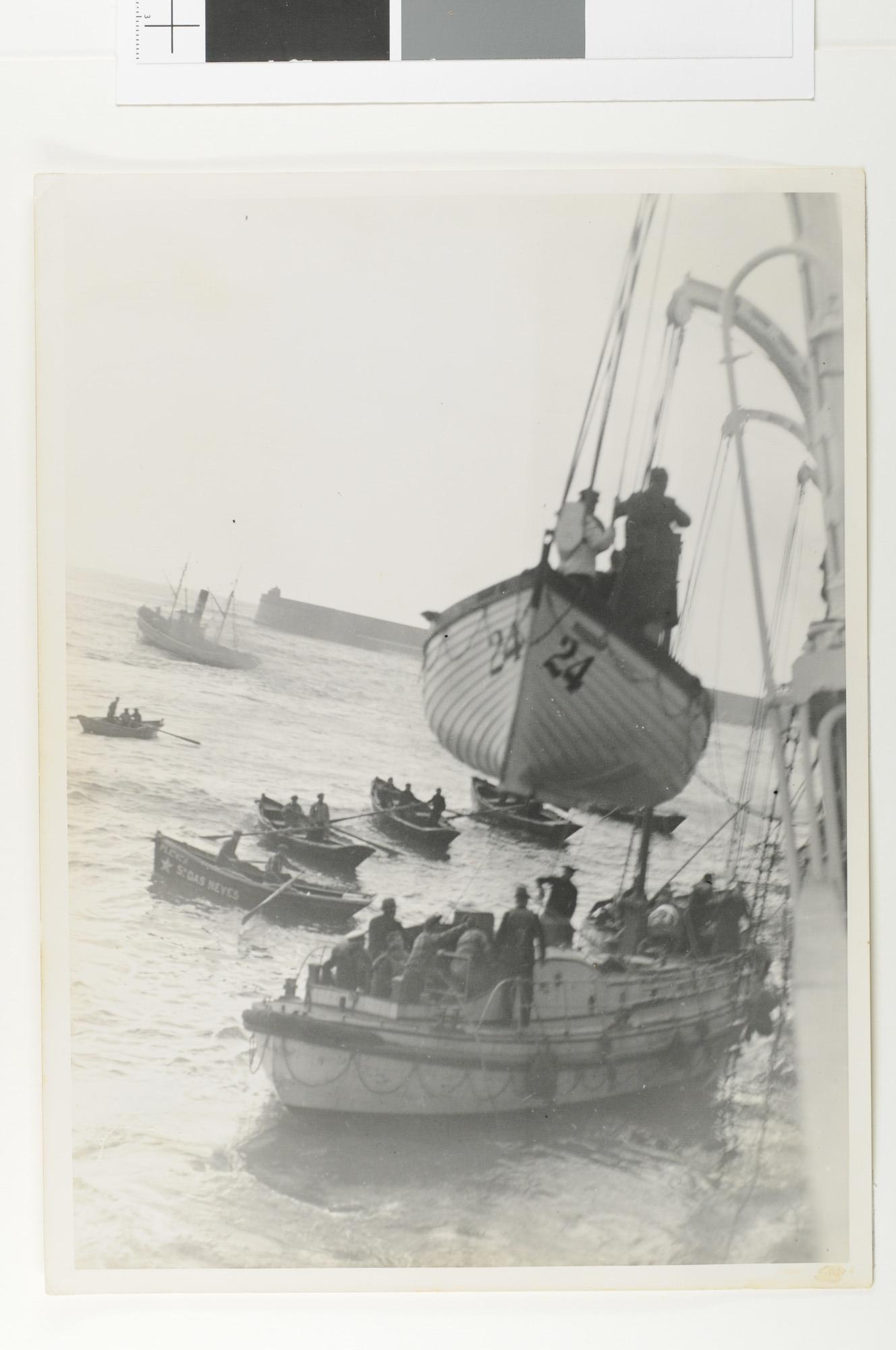 1989.0402; De ondergang van het ss. 'Orania' aangevaren in de haven van Leiscoes; foto