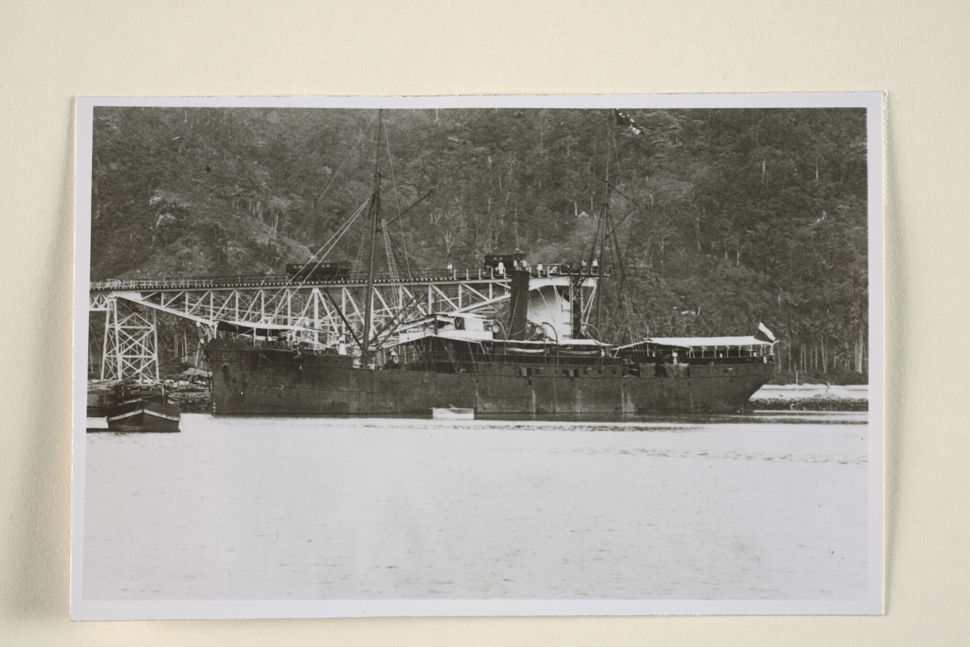 1995.1763; Het vrachtschip ss. 'Celebes' van de Koninklijke Paketvaart-Maatschappij ligt afgemeerd een kolenlaadstation in 'Nederland's-Indië; foto