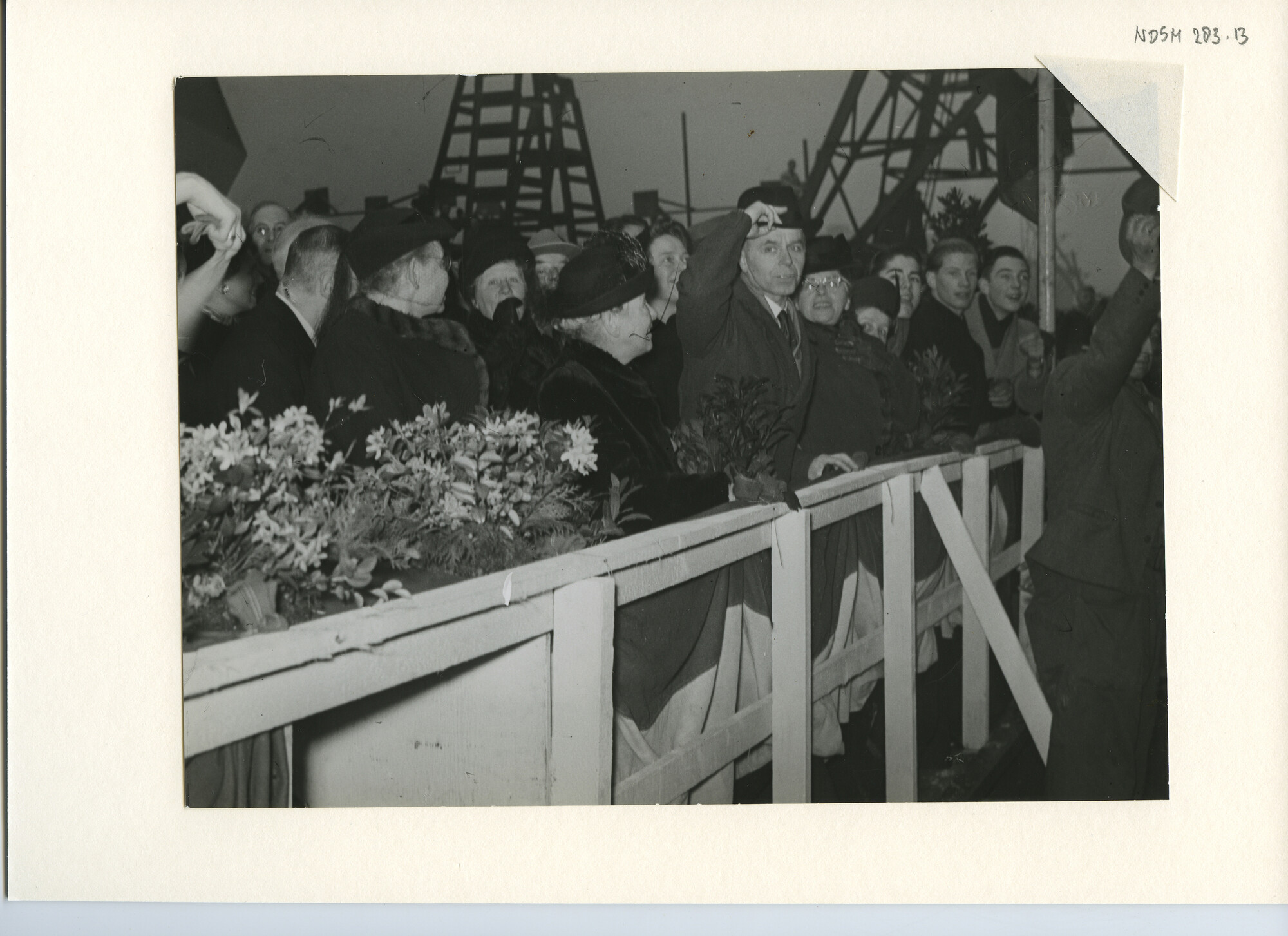 S.5444(1606)1; Foto van de tewaterlating van het vrachtschip ms. Arendskerk; foto