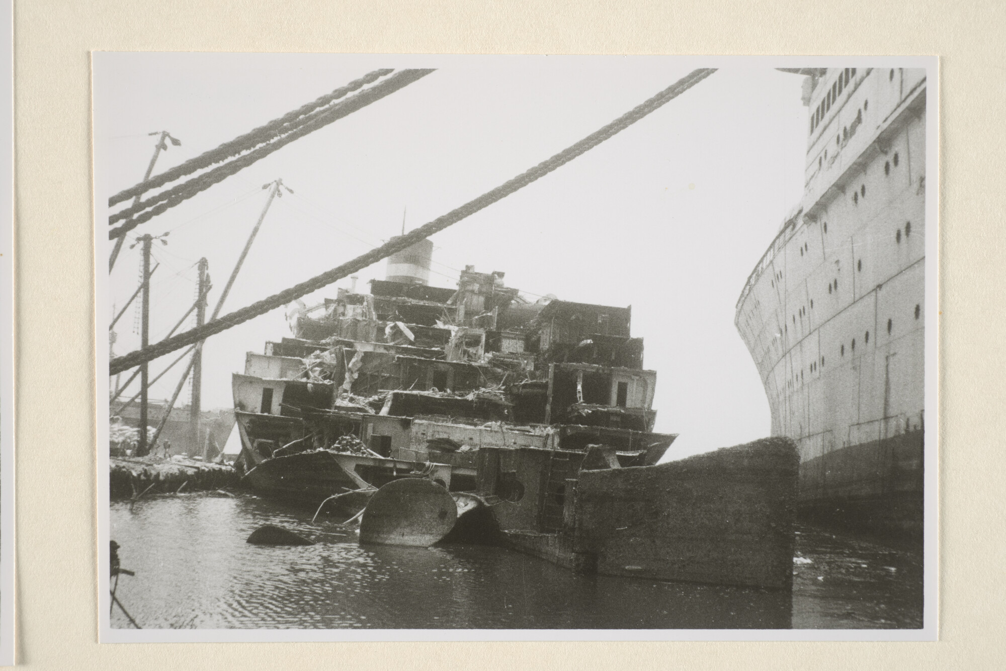 1995.5850; Reproductiefoto's van de sloop van het ss. 'Nieuw Amsterdam' van de HAL op de sloopwerf van Nan Fong Steel Enterprise Ltd; fotoreportage