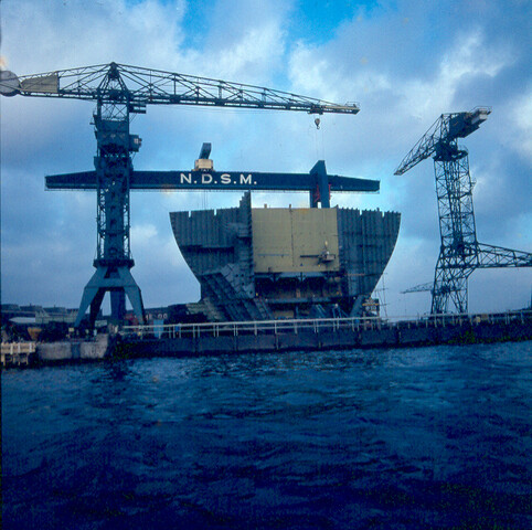 S.9100(3094); Dia (sfeerfoto) NDSM, 150-tons portaal-kraan met in aanbouw zijnde 'Melania'; diapositief