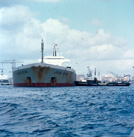 S.9100(4095); Dia (deel van) de Britse bulkcarrier 'London Bridge' van Bowring ss. Co.; diapositief
