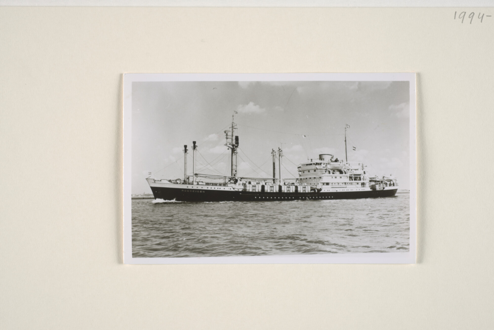 1994.1675; Het ms. 'Roggeveen', het dek geladen met treinwagons, vaart op de Nieuwe Waterweg; foto