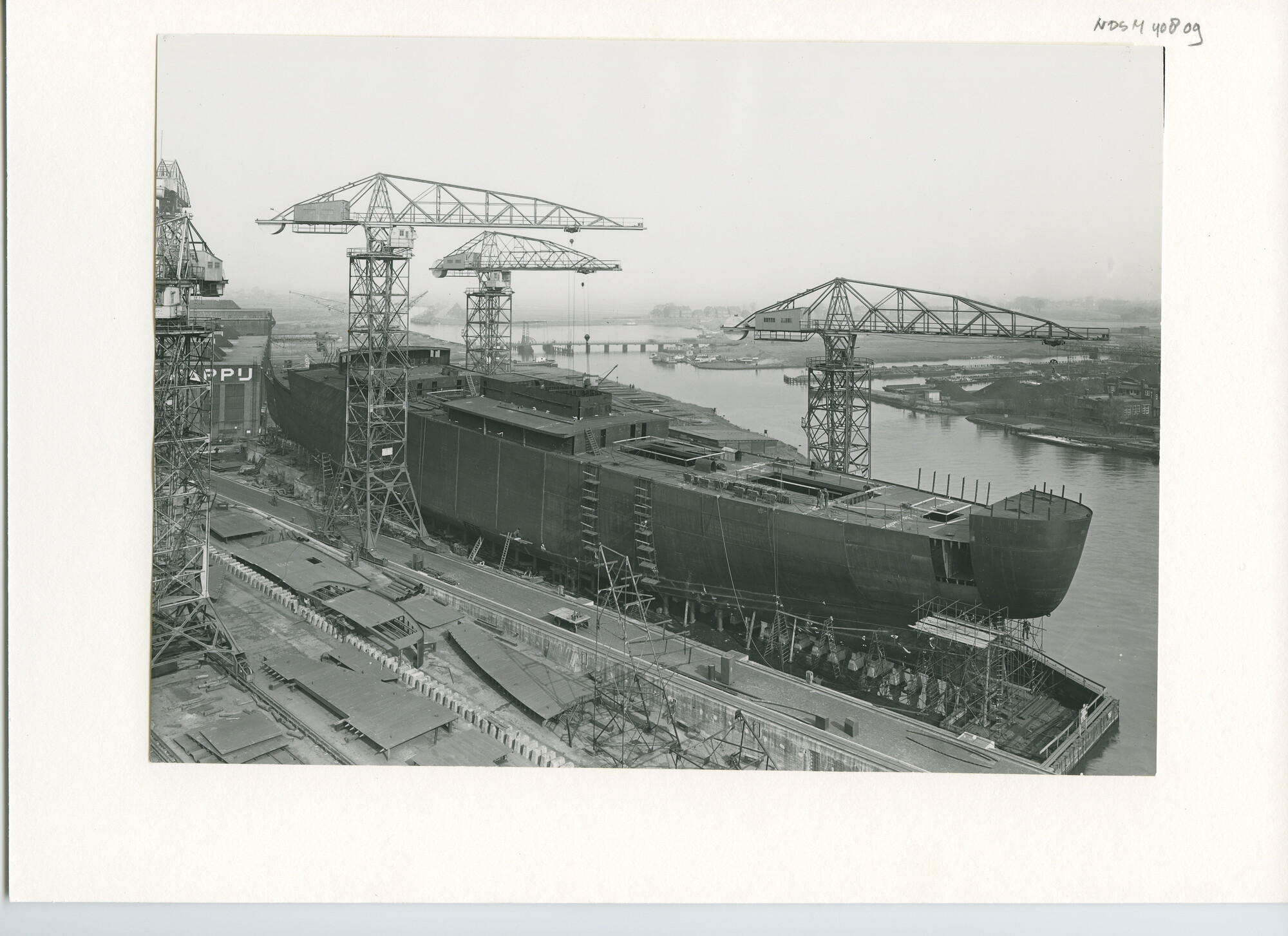 S.5444(1766)2; Foto van het vrachtschip ms. Hoogkerk in aanbouw bij de NDSM; foto