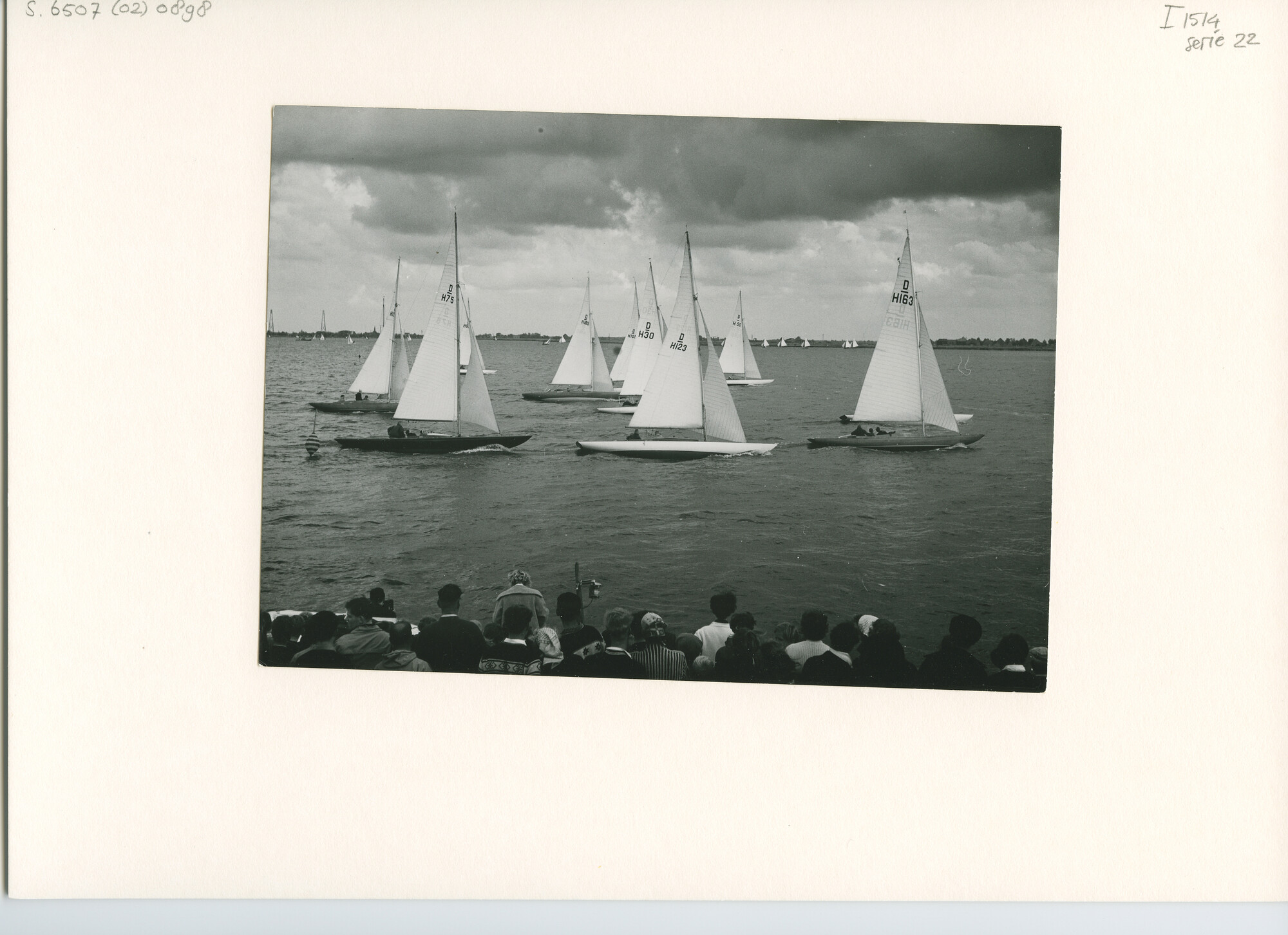 S.6507(02)0898.09; Zwart-wit foto van de Drakenklasse op het Alkmaardermeer; foto