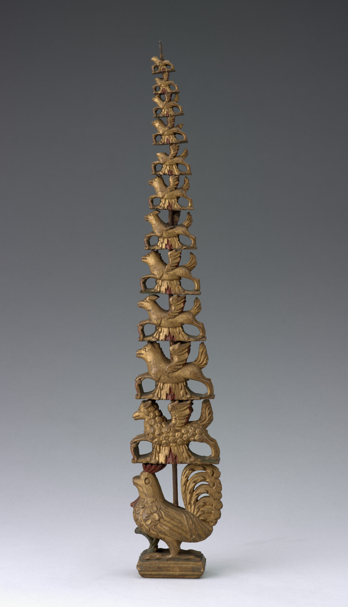 A.0346(01); Mastwortel met twaalf geledingen, in de vorm van een pyramide van dierenfiguren; masttopversiering