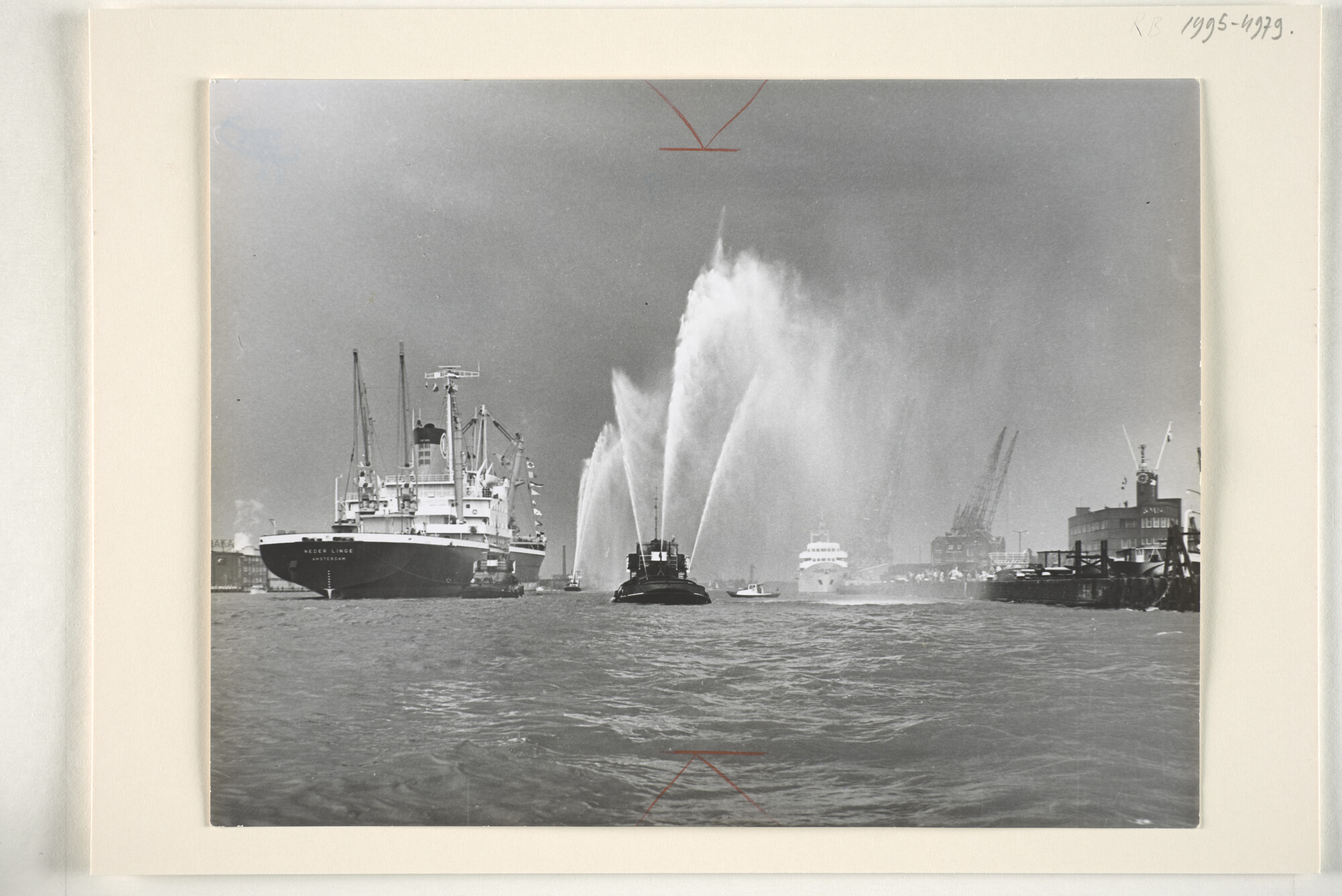 1995.4979; De eerste aankomst van het vrachtschip ms. 'Neder Linge' in Amsterdam; foto