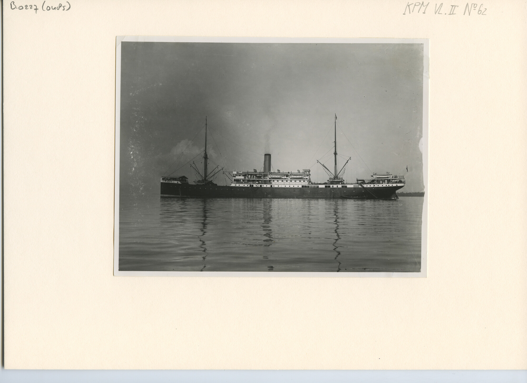 B.0227(0485)a; Foto van ss. Van Cloon van de KPM op een rede in de Indische archipel; foto