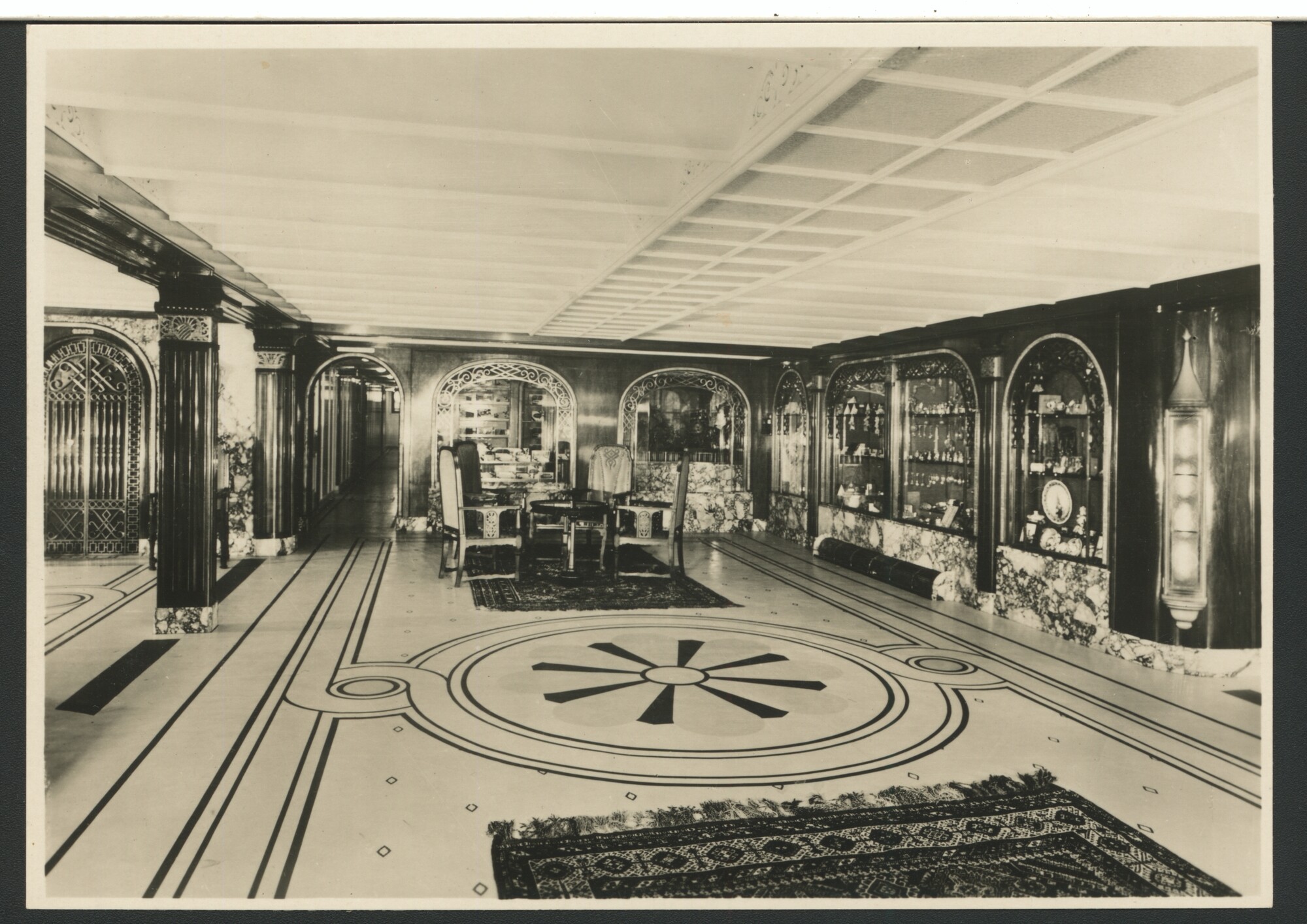 A.5779(74); Dertien foto's van het luxueuze interieur van het passagiersschip ss. "Statendam"; prentbriefkaart-serie