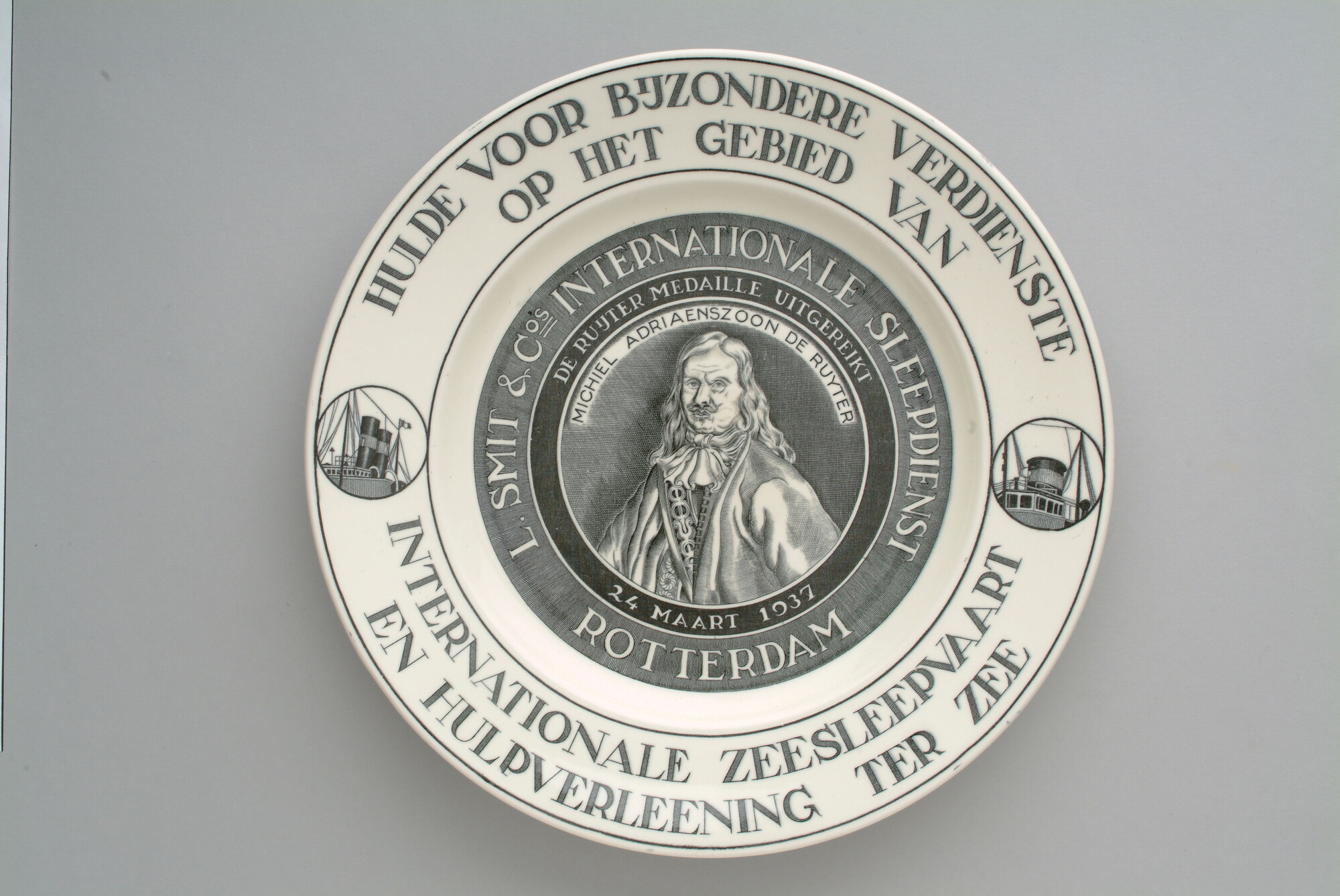 S.4900; Herinneringsbord vervaardigd ter gelegenheid van de uitreiking van de De Ruyter-medaille; sierbord