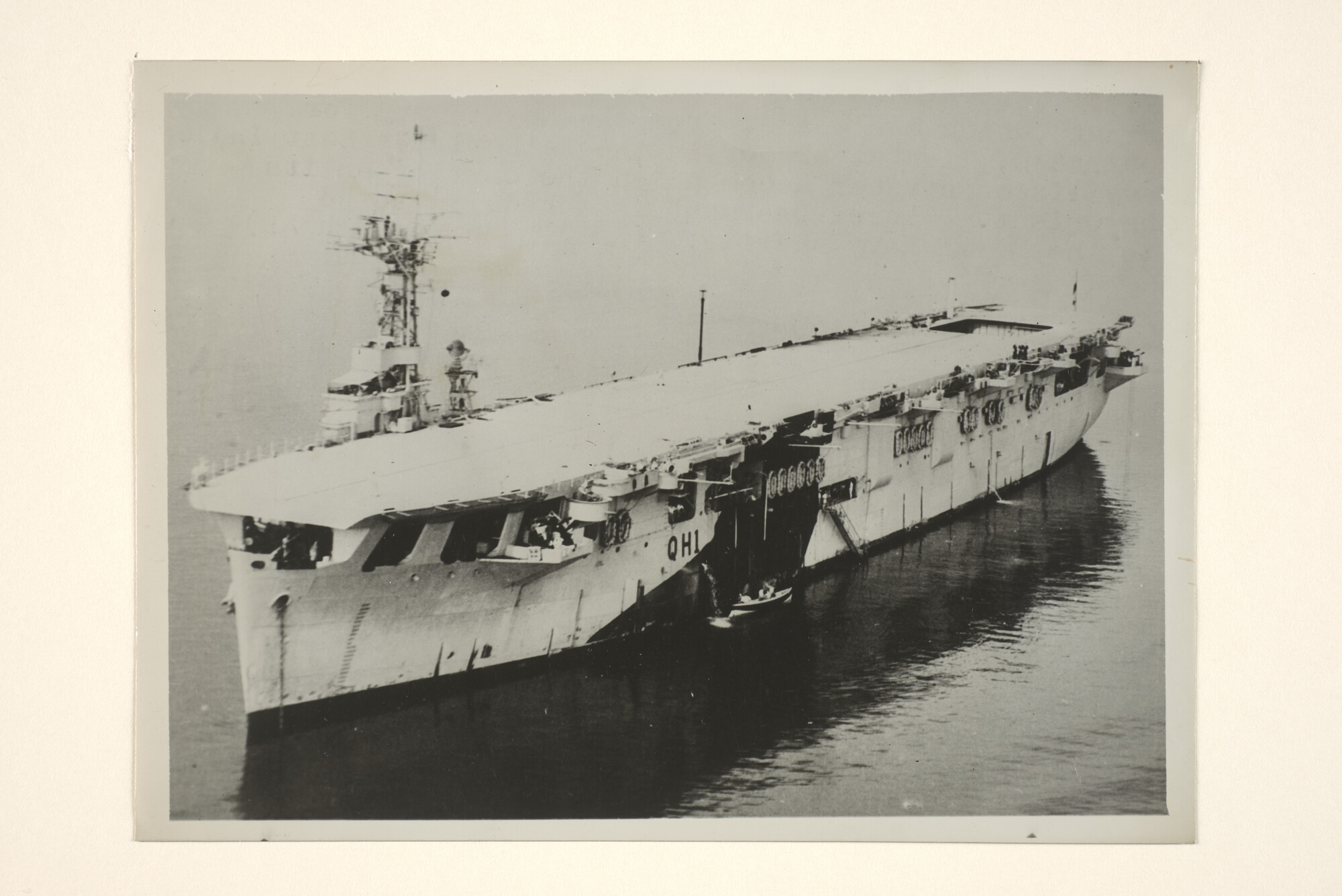 1994.7206; Luchtfoto van de escort-carrier Hr.Ms. Karel Doorman (ex- HMS Niarana [...]; foto