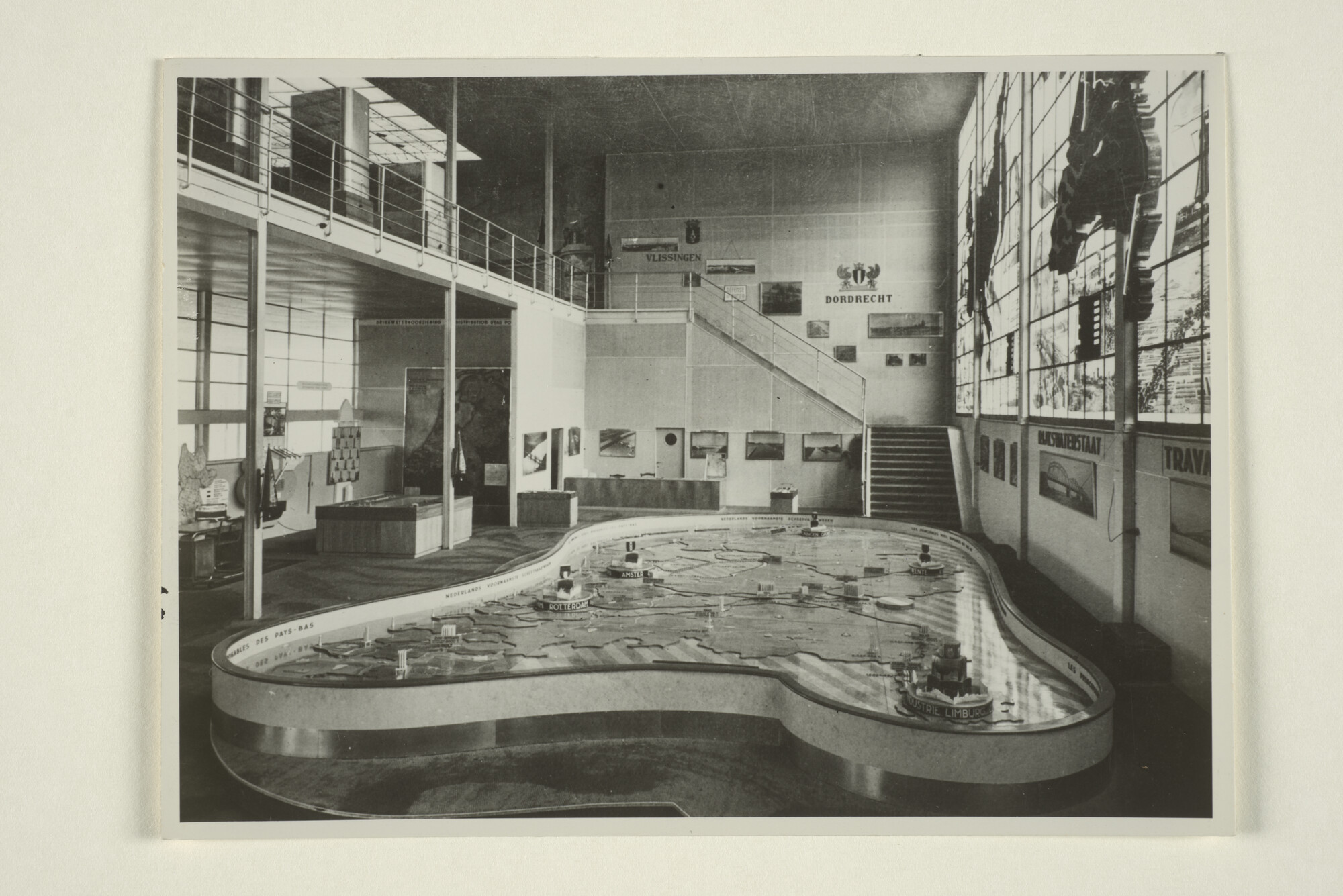 1998.1689; Foto's van de presentatie van de Nederlandse havens in het Paleis van Nederland op de 'Internationale Tentoonstelling' van Luik [...]; fotoreportage