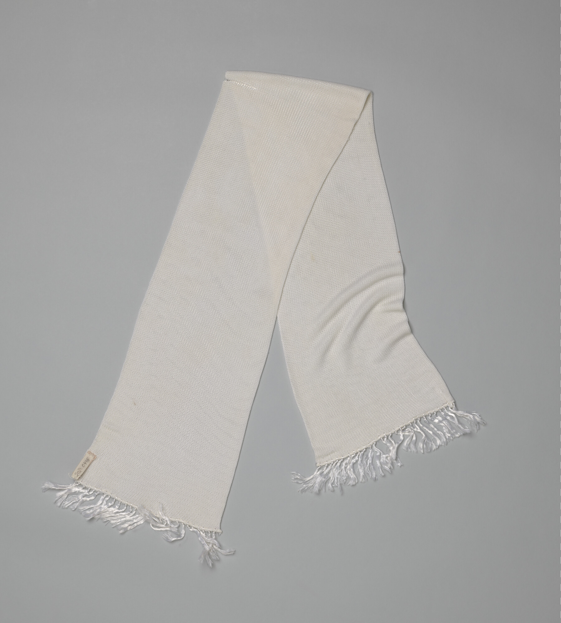2021.0448; Witte sjaal; sjaal (kledingaccessoire)