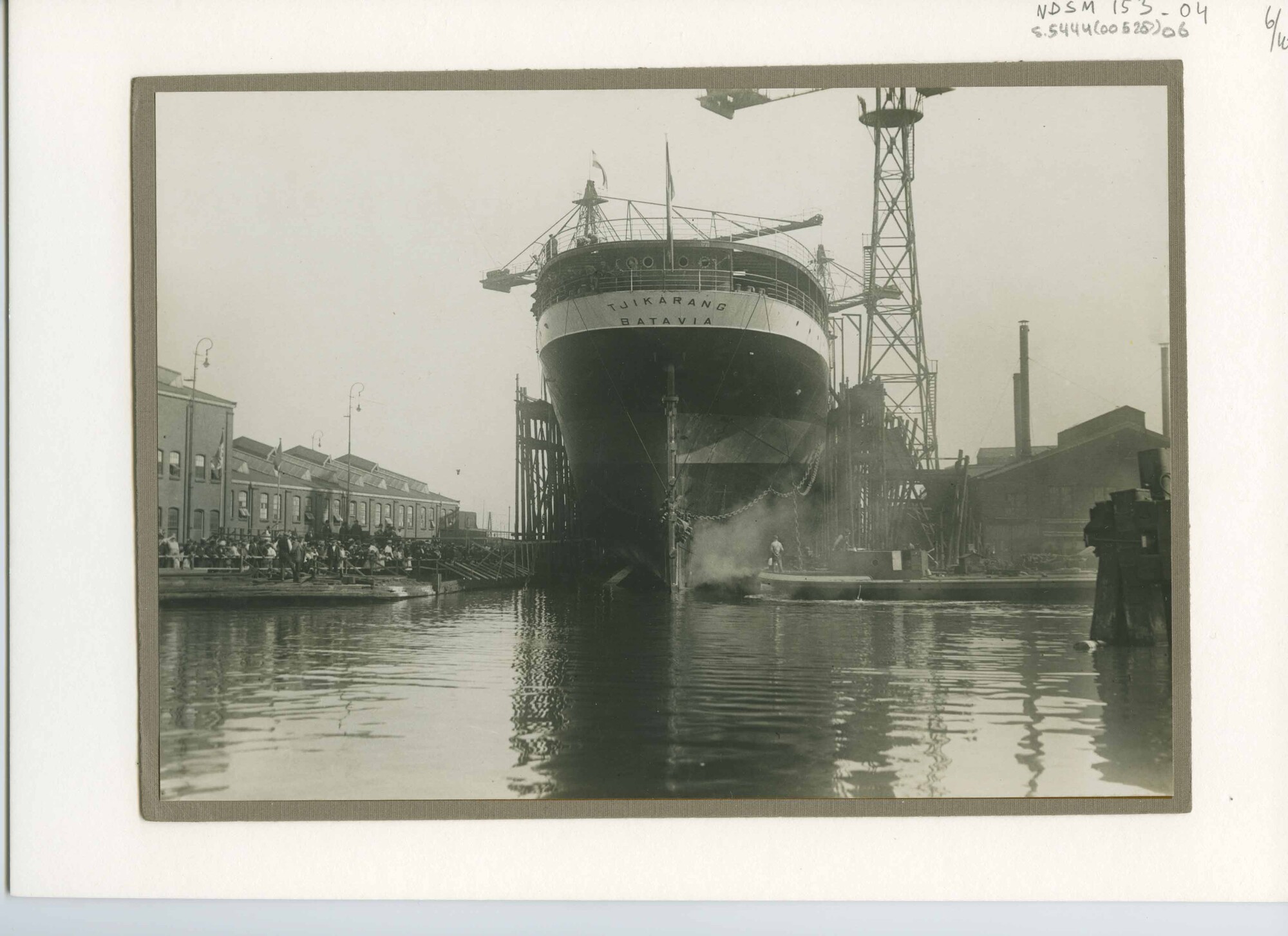S.5444(0528)06; Foto van de tewaterlating van het vrachtschip ss. Tjikarang; foto
