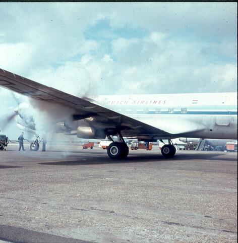 S.9100(0232); Startende DC 7 van de KLM; diapositief