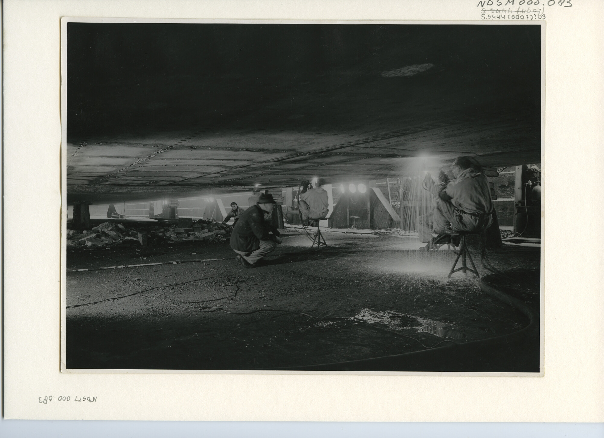 S.5444(0077)3; Foto van de vernieuwing van de machinekamer-fundatie van het Argentijnse vracht/koelschip ms. El Gaucho door de NDSM; foto