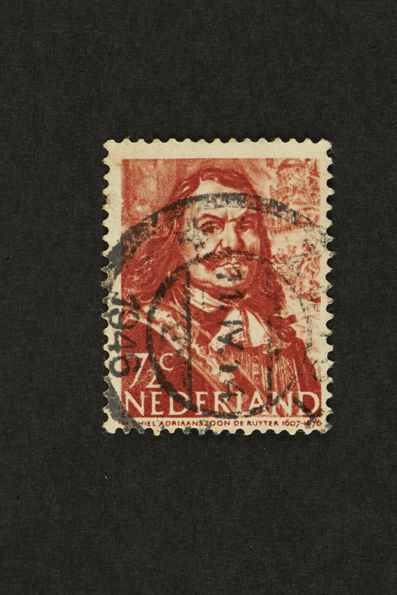 2014.0300; Postzegel van 7 1/2 cent uit de Zeehelden-serie van 1943-1944: Michiel de Ruyter; postzegel