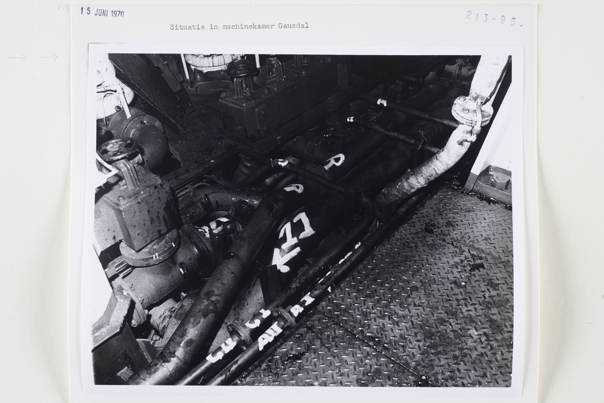 S.5444(5132)3; Situatiefoto van de toestand in de motorkamer van de Gausdal; foto