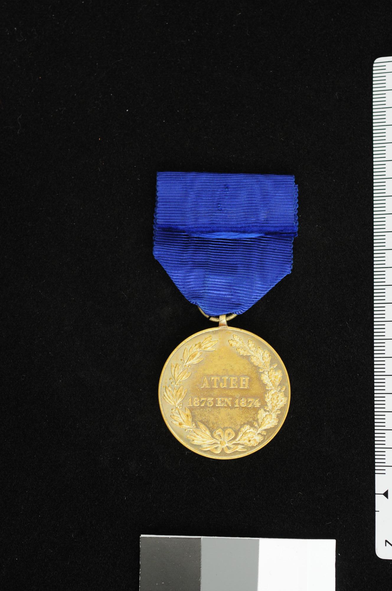 S.2956(03)1; Atjeh-medaille, uitgereikt aan luitenant-ter-zee tweede klasse L.R. Koolemans Beijnen, 1873-1874; onderscheiding