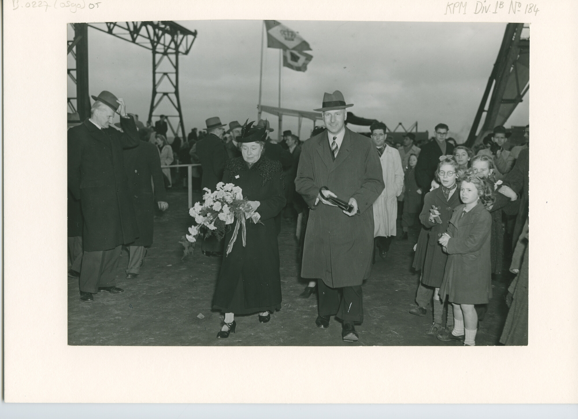 B.0227(0590)05; Foto van de doop en de tewaterlating van ms. Waiwerang ; foto