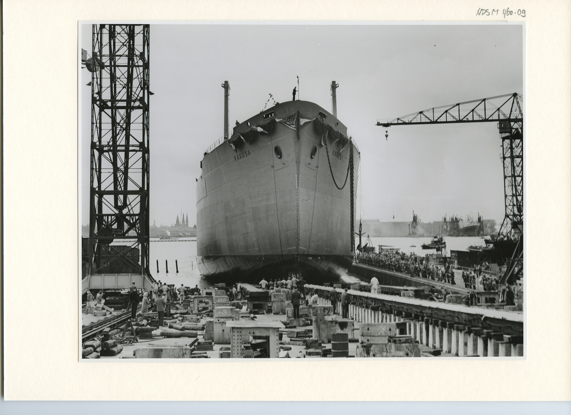 S.5444(2500)05; Foto van de tewaterlating van de tanker ts. Ragusa; foto