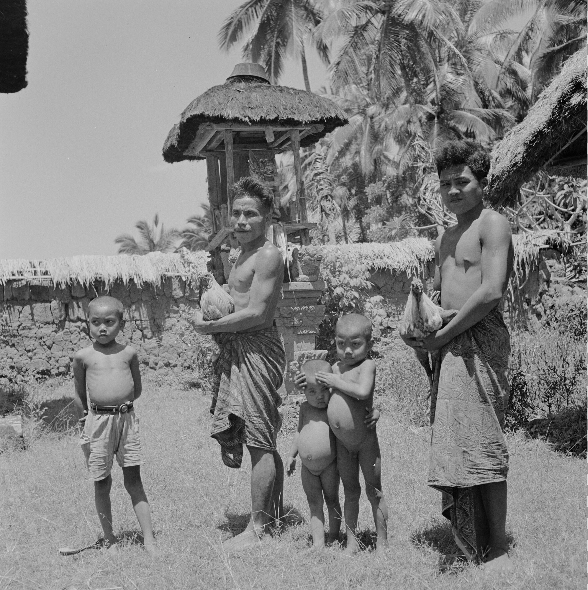 2015.2908; Negatief van twee mannen en drie jongetjes op Bali; negatief