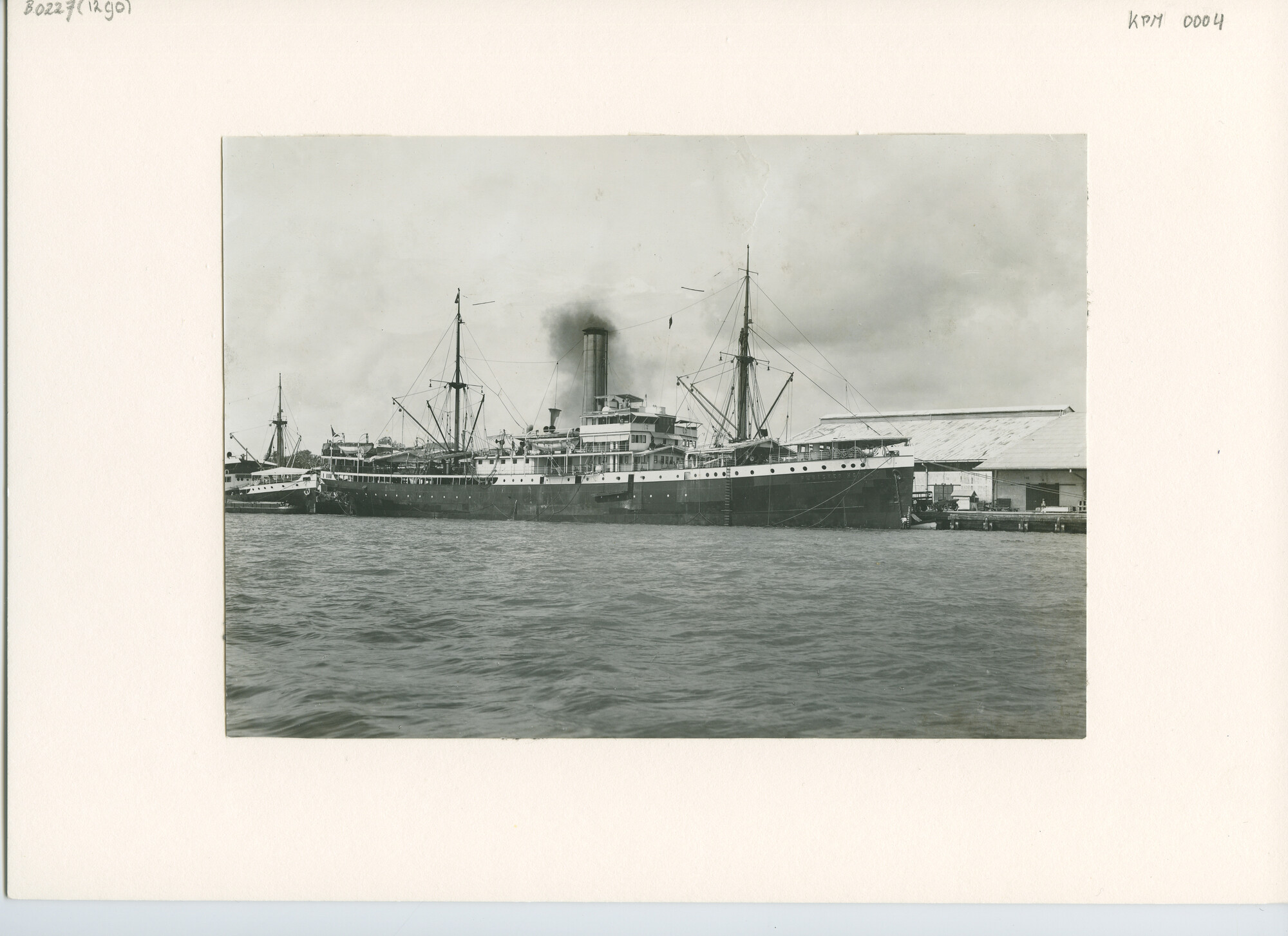 B.0227(1290); Foto van ss. Pijnacker Hordijk ligt afgemeerd aan de steiger tijdens het laden; foto