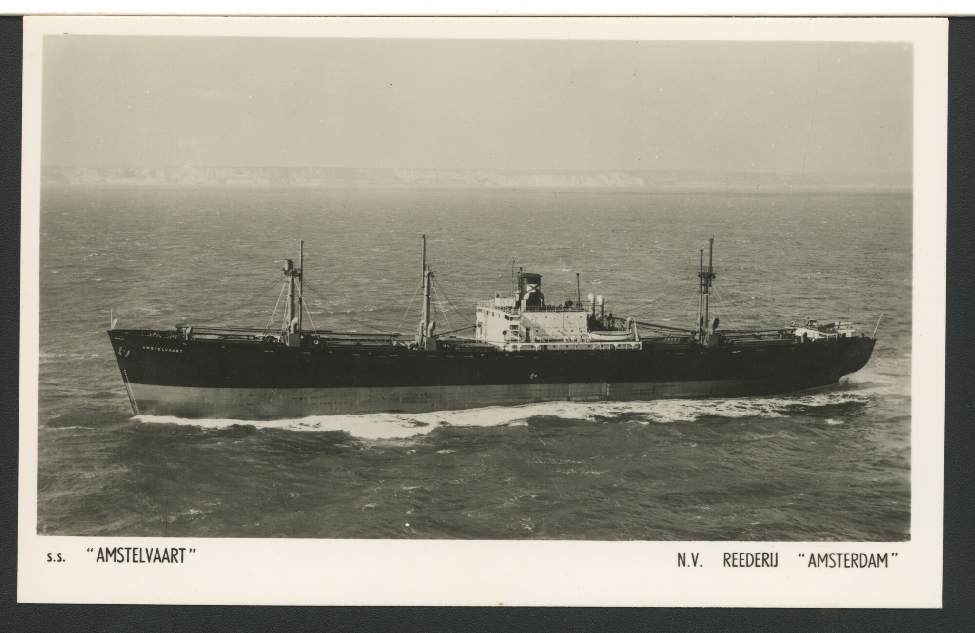 A.4509(002); Luchtfoto van het vrachtschip ss. 'Amstelvaart' van de Stoomvaart; prentbriefkaart
