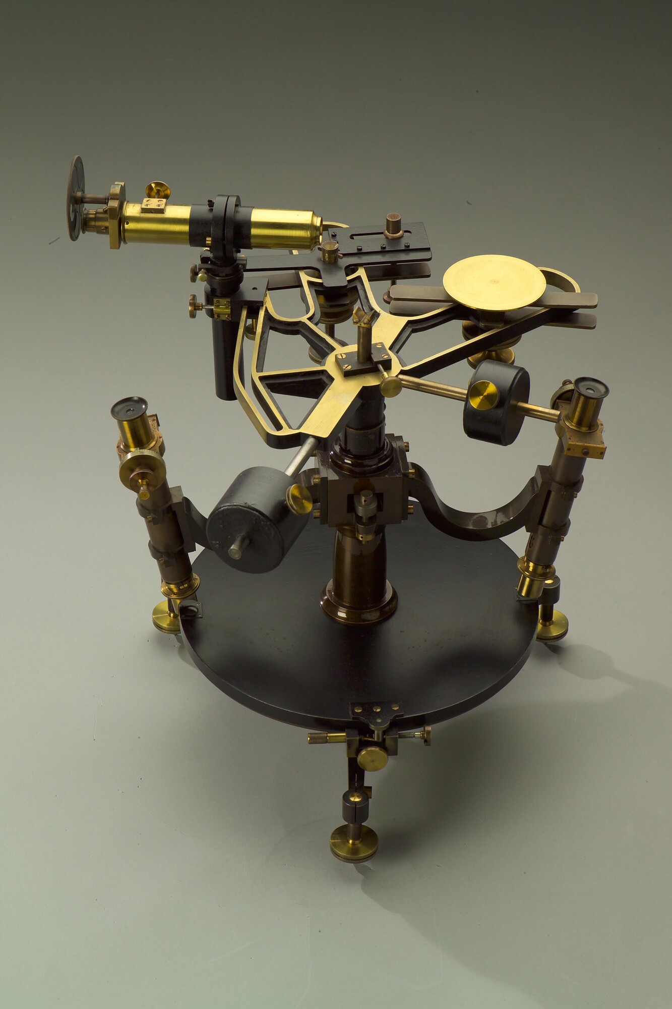RB.0748(25); Collimator voor de keur van sextanten, met bijbehorende tafel; collimator