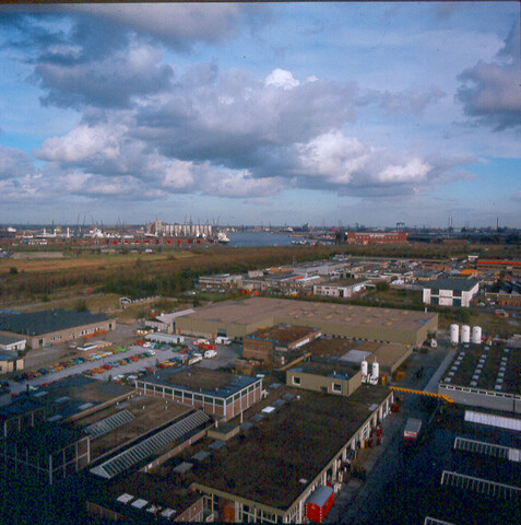 S.9100(8730); Dia van overzicht industrieterrein Sloterdijk met op achtergrond Hornhaven; diapositief