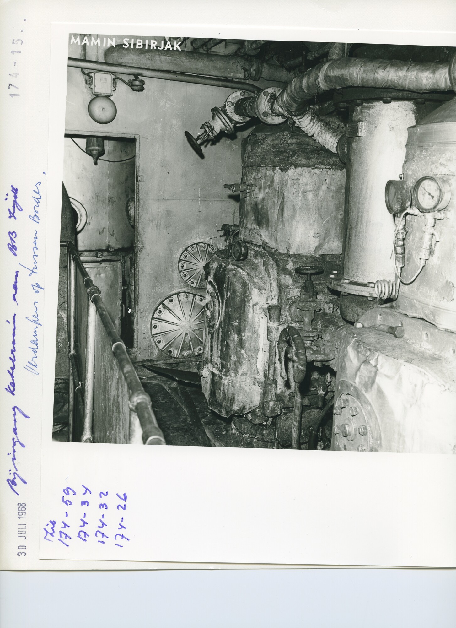 S.5444(04945)15; Interieurfoto's van de machinekamer en het kombuis van het Sovjet visfabriekschip annex hektrawler 'Mamin Sibirjak' (M 403) tijdens een reparatiebeurt [...]; foto