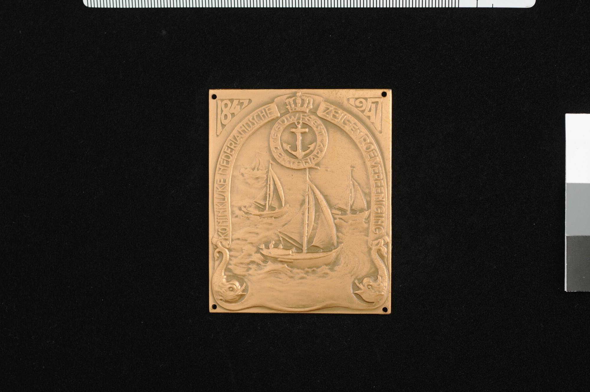 1989.0022-4; Plaquette op het 100-jarig bestaan van de Koninklijke Nederlandsche Zeil- en Roeivereeniging, 1947; plaquette