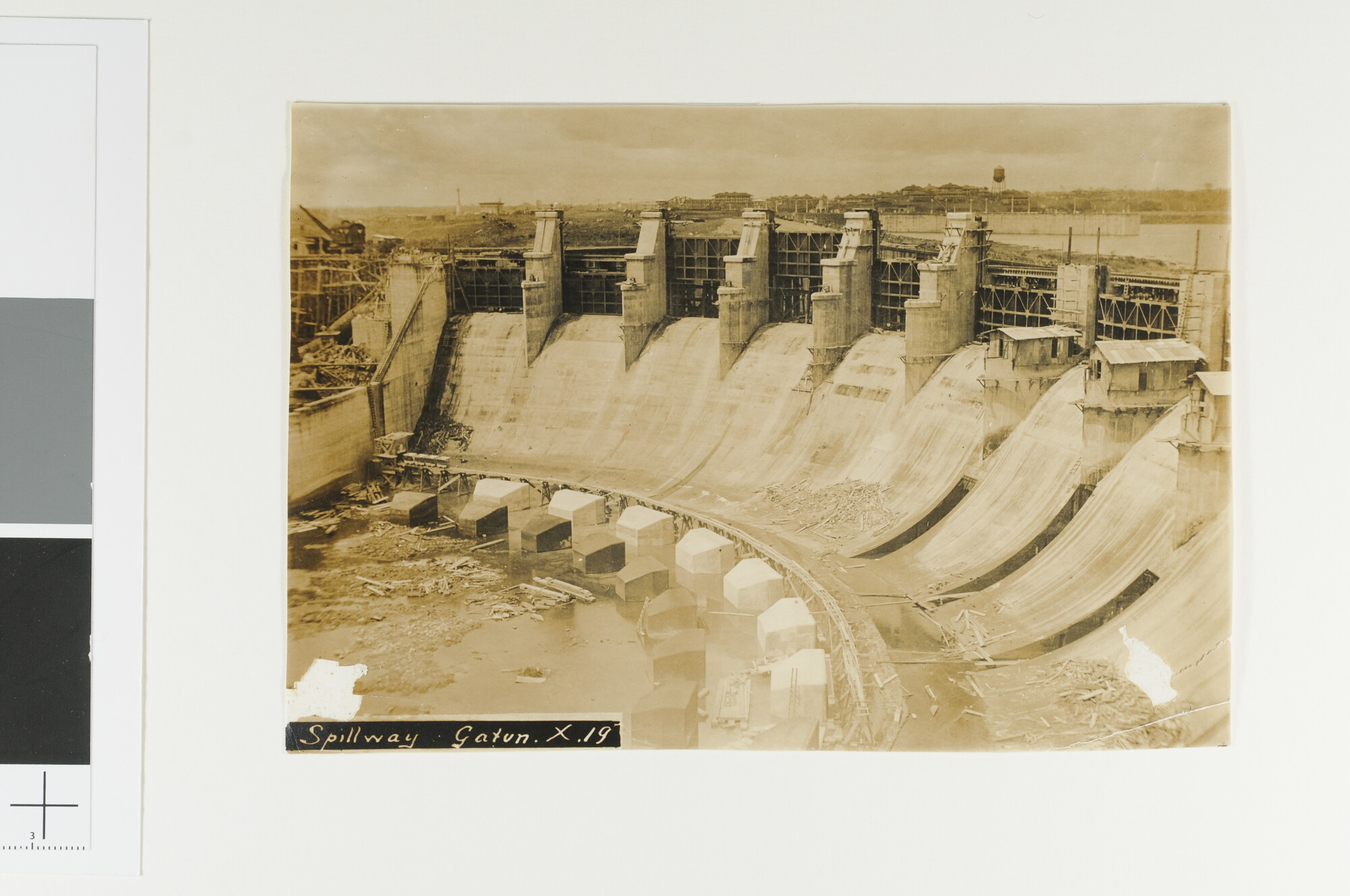 S.1422b(06); Het Panamakanaal: stuwdam met stuwmeer in aanleg bij Gatun, omstreeks 1913; foto