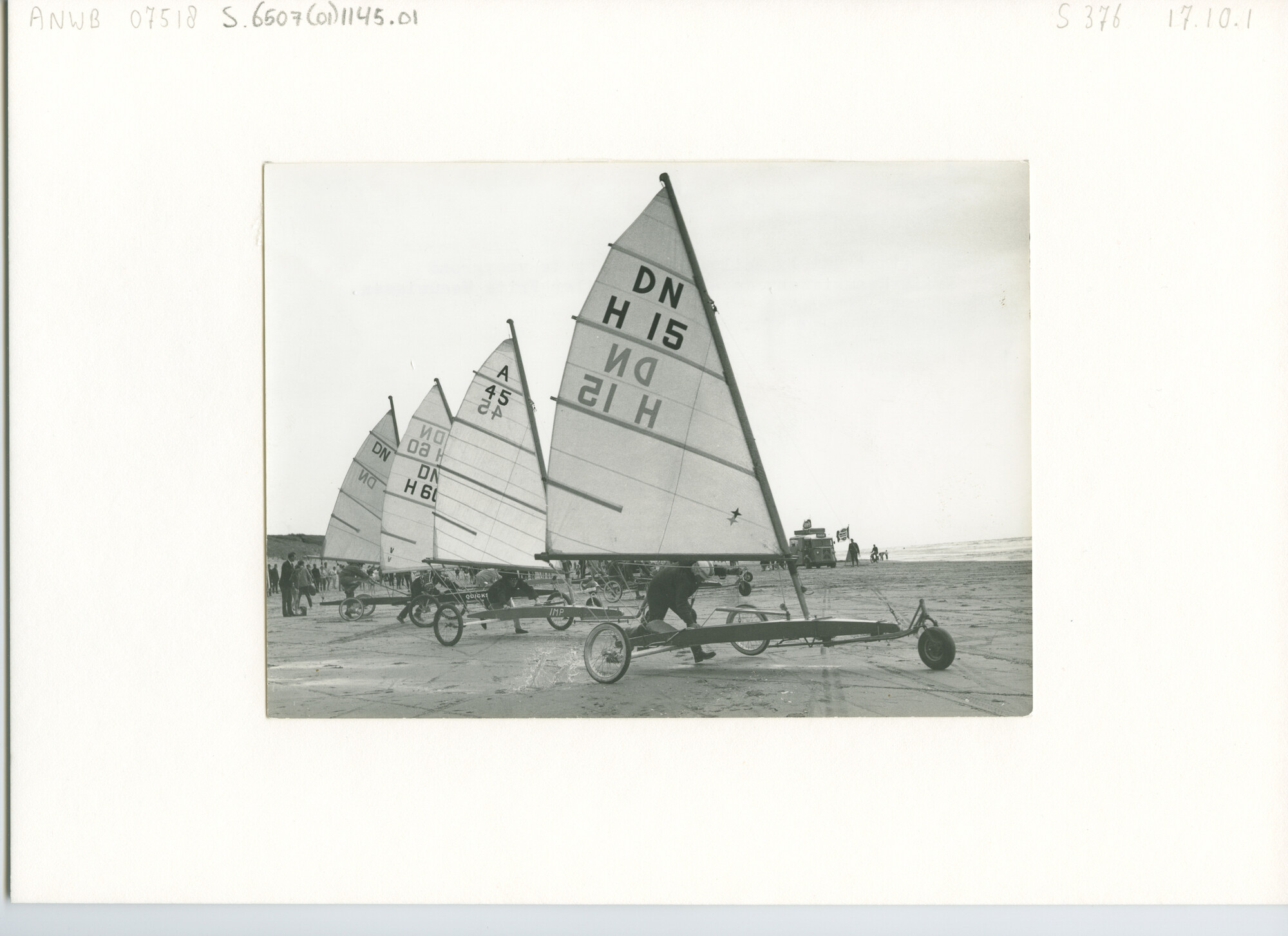 S.6507(01)1145.01; Foto van zeilwagens op het strand; foto