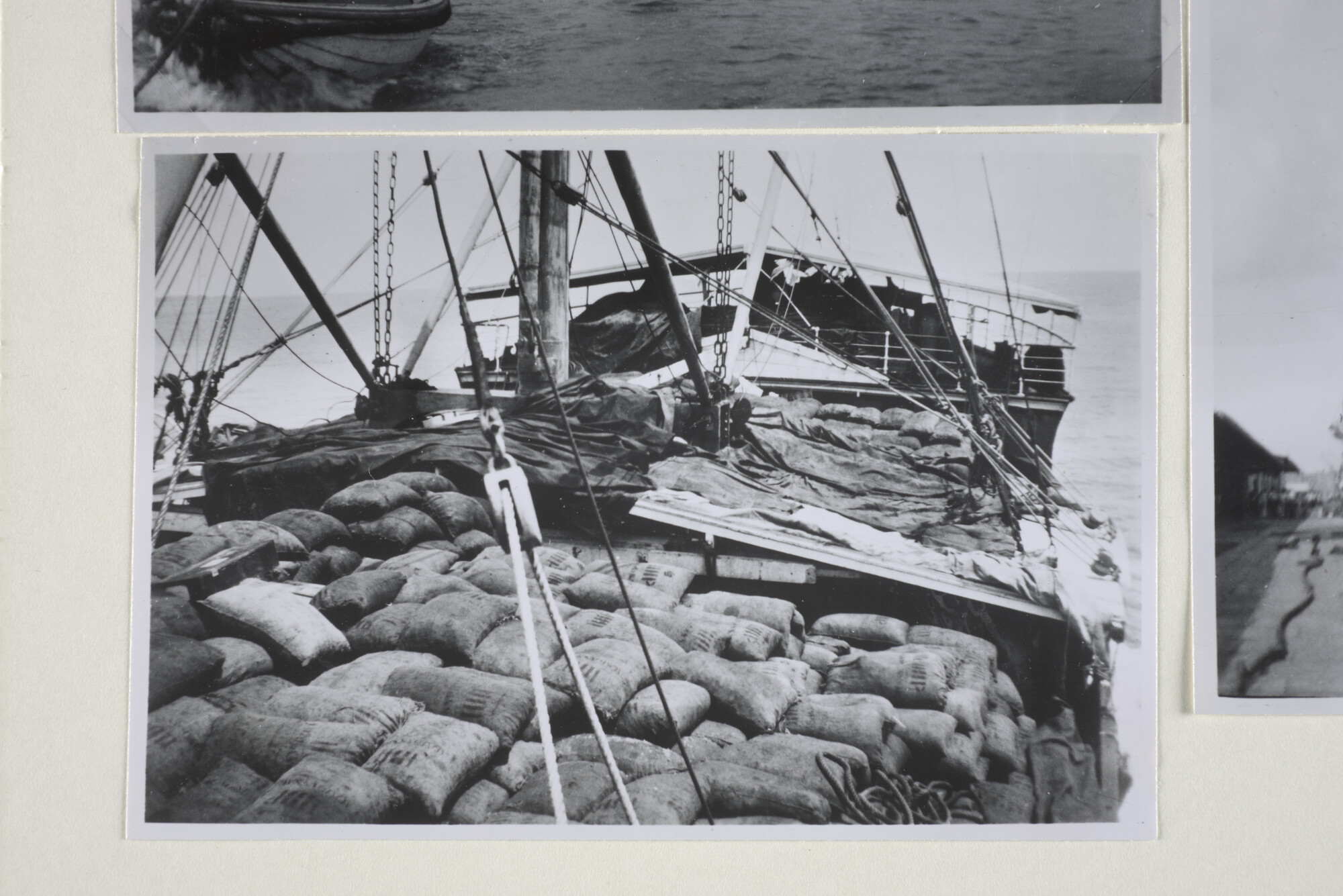 1994.1870; Fotos afkomstig uit één album over het laden en lossen van goederen [...]; fotoreportage