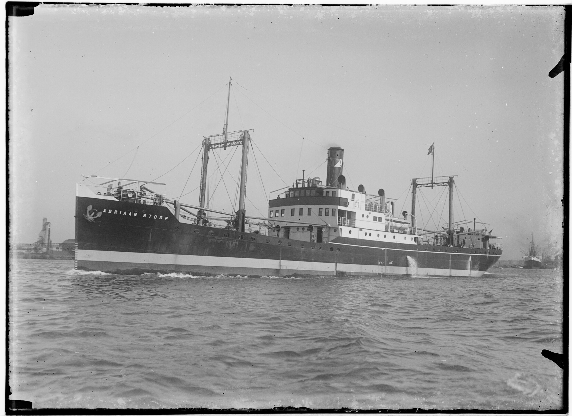 2018.0906; Twee glasnegatieven van het vrachtschip Adriaan Stoop (Nederlands, 1924); glasnegatief