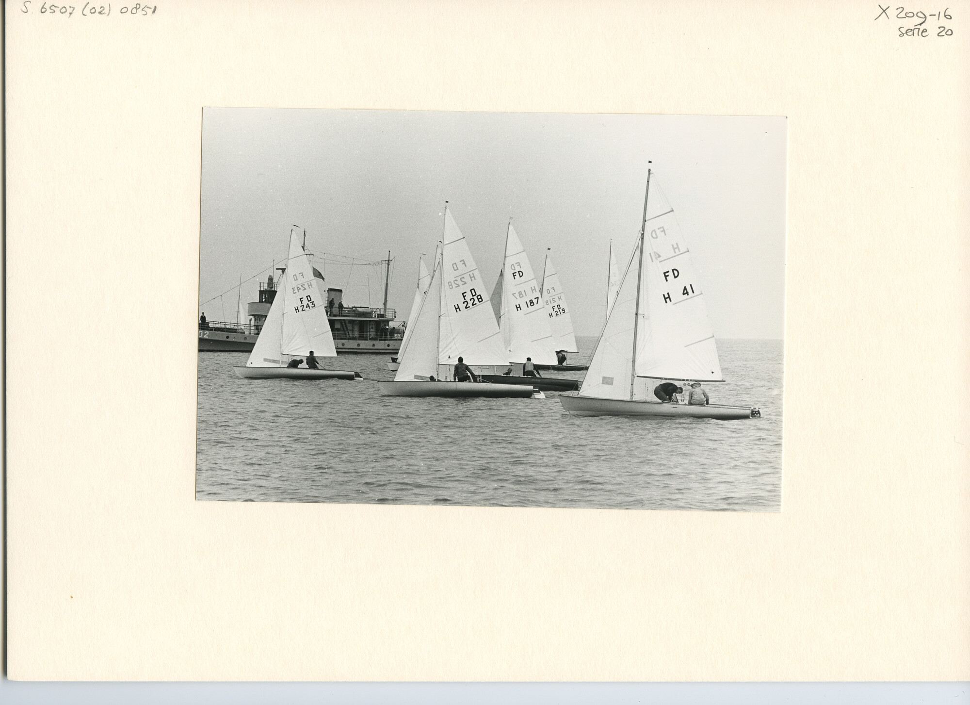 S.6507(02)0851.01; Zwart-wit foto van de FD-klasse op het IJsselmeer voor Medemblik tijdens een wedstrijd van KZ&RV "Hollandia"; foto